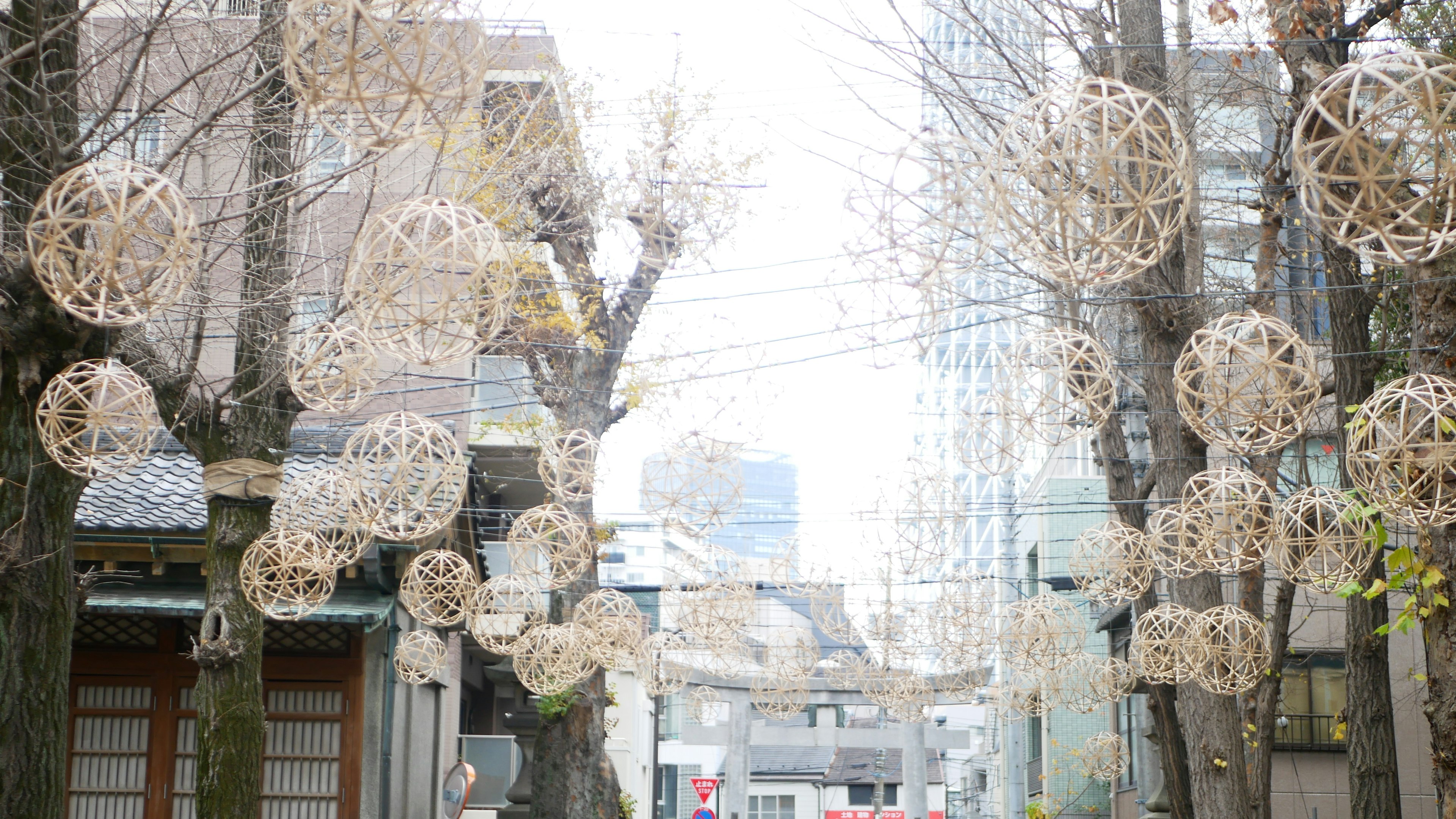 街並みに吊るされた丸い装飾品のある風景