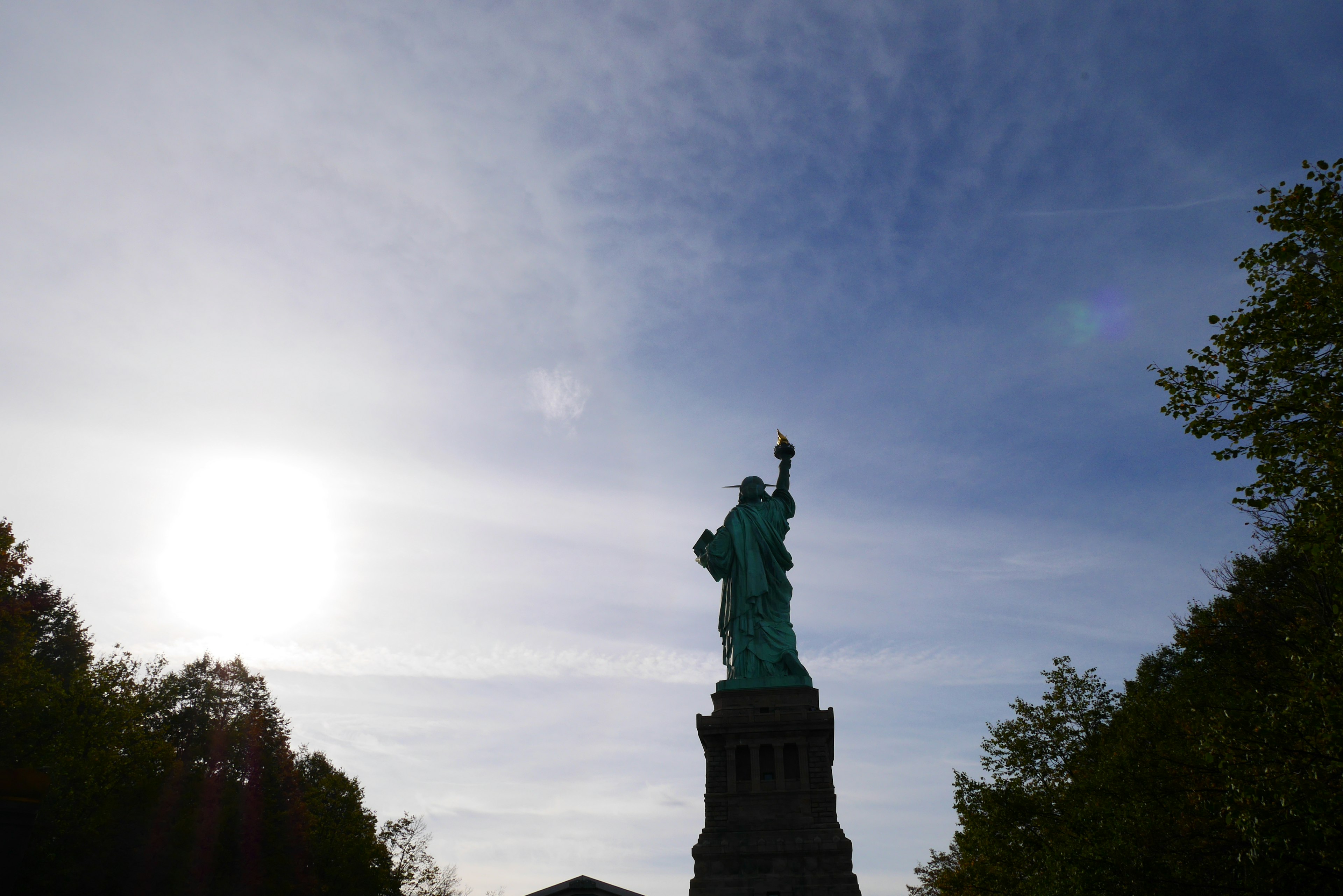 Patung Liberty berdiri di latar belakang langit cerah