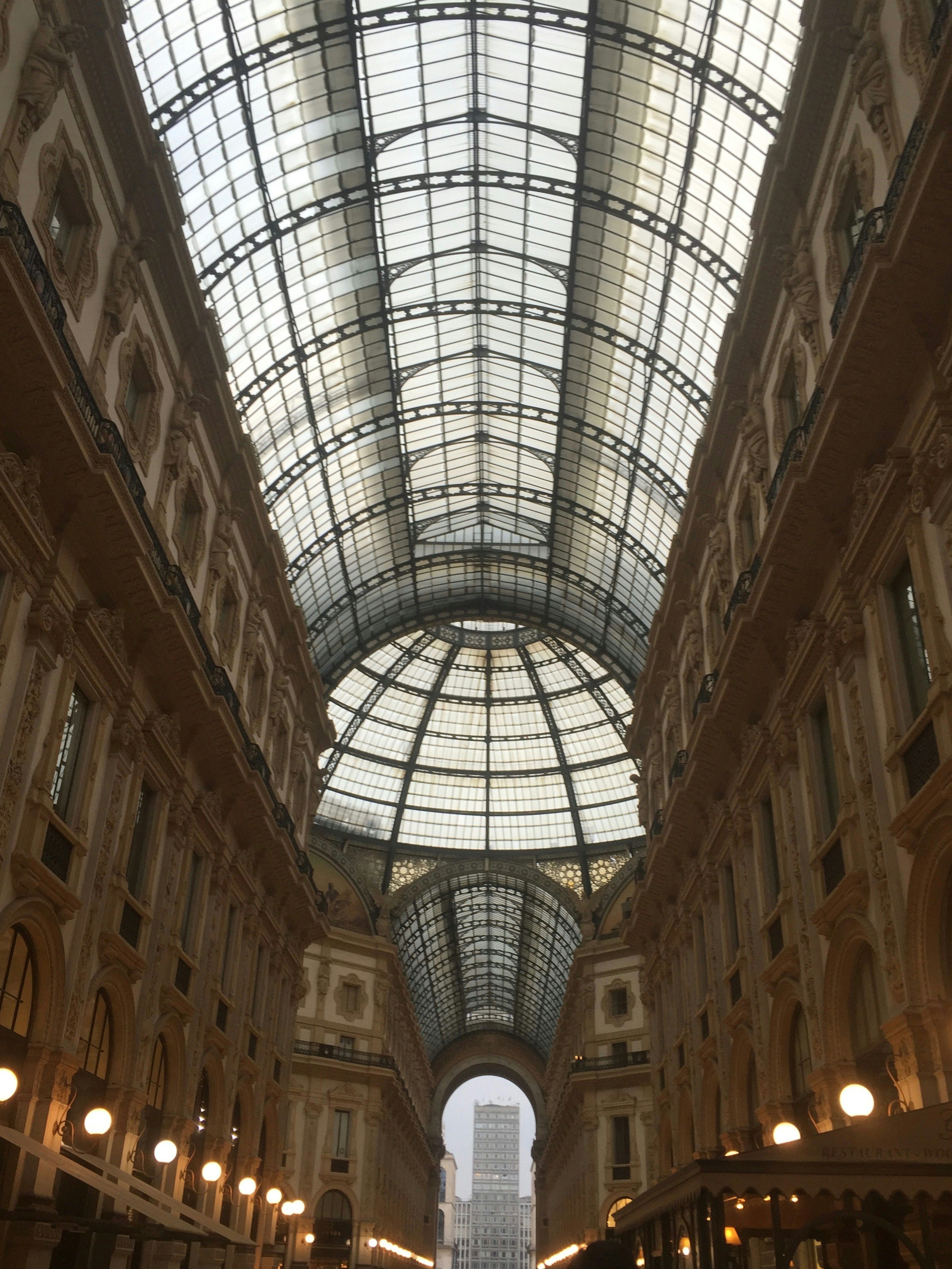 Interior de una hermosa galería con un techo de vidrio