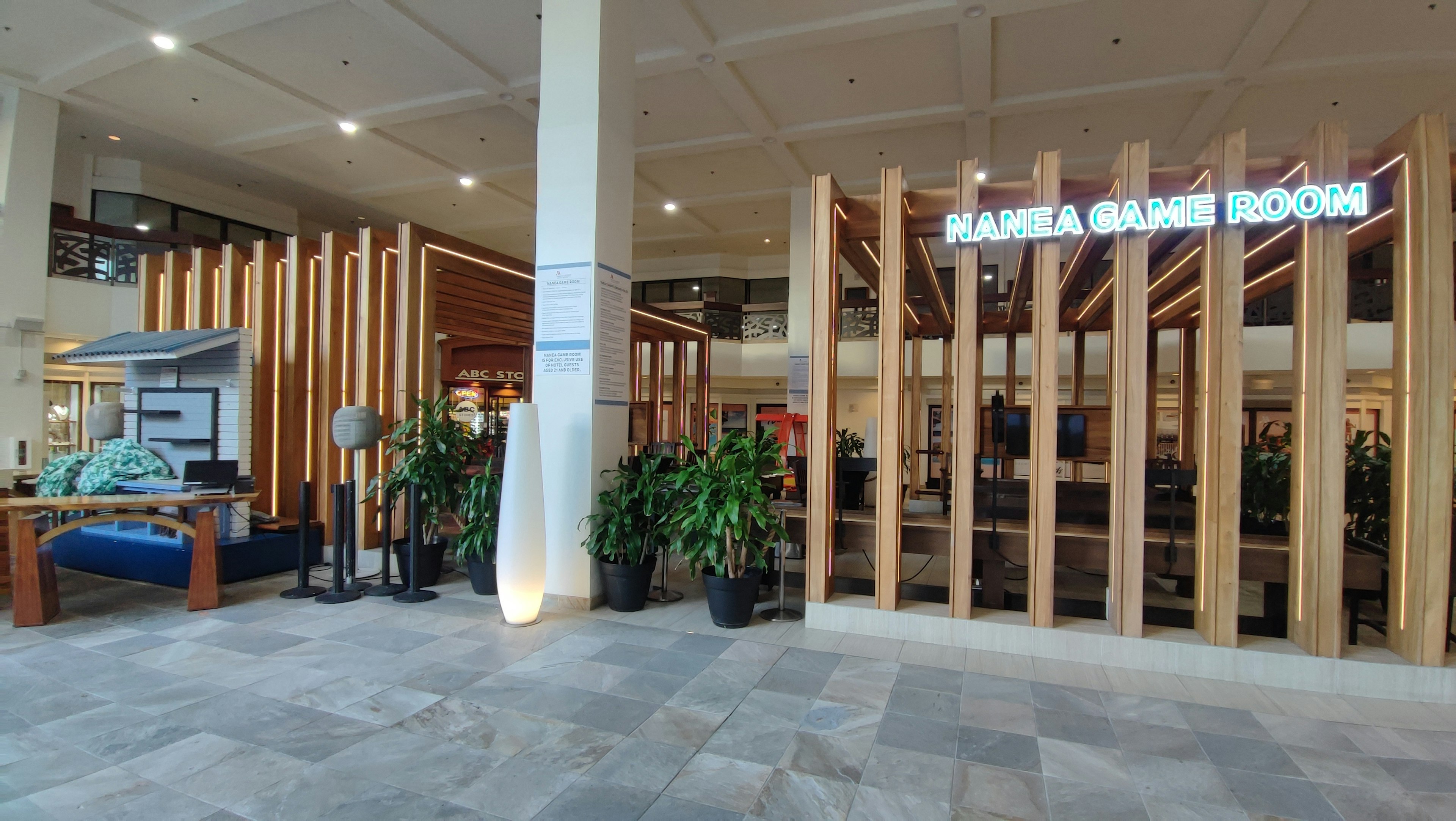 Intérieur d'un café avec des structures en bois des plantes vertes un design moderne et le panneau Mahaka Grash Room