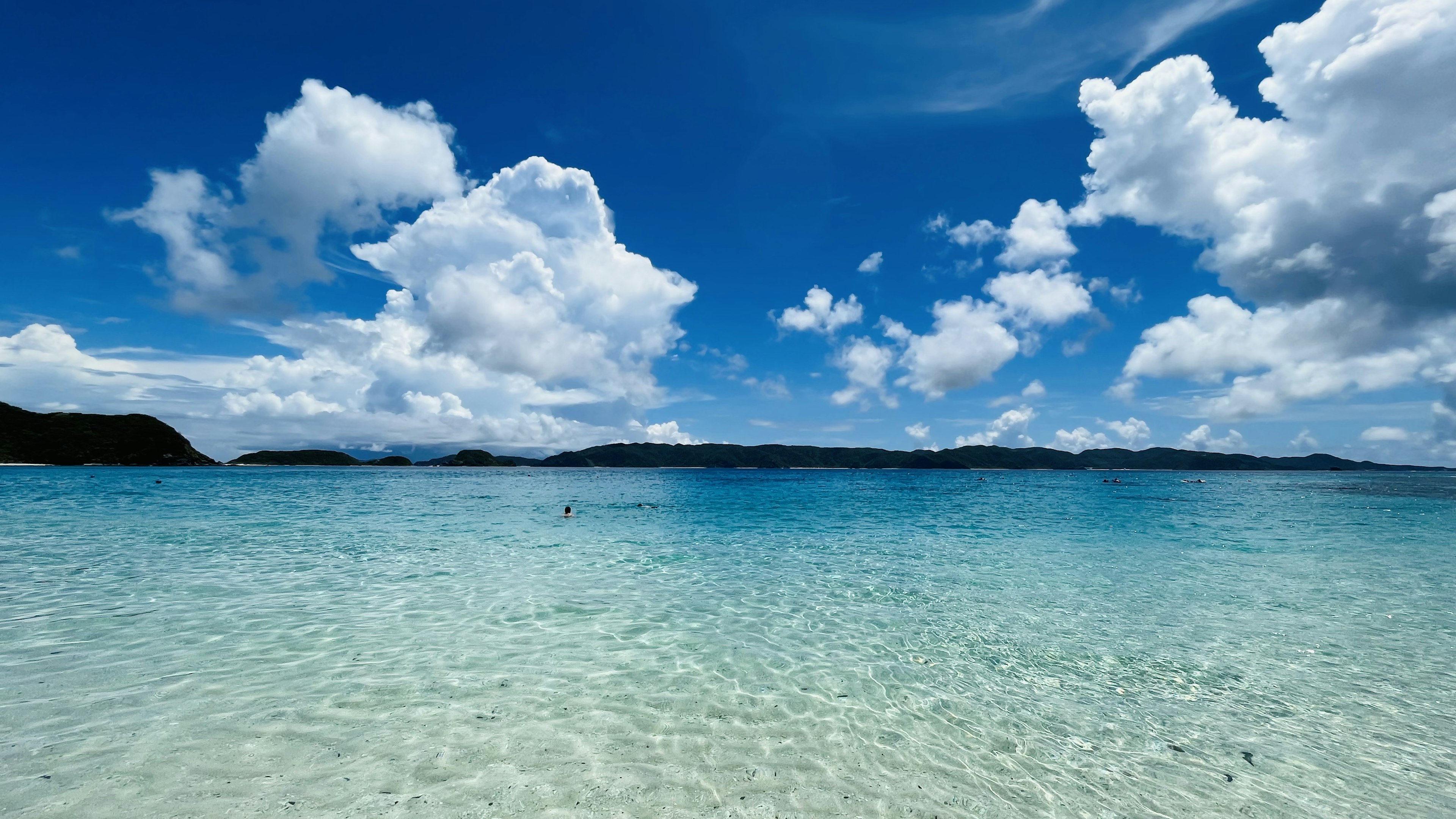 Mer bleue claire avec des nuages blancs sur un paysage de plage magnifique