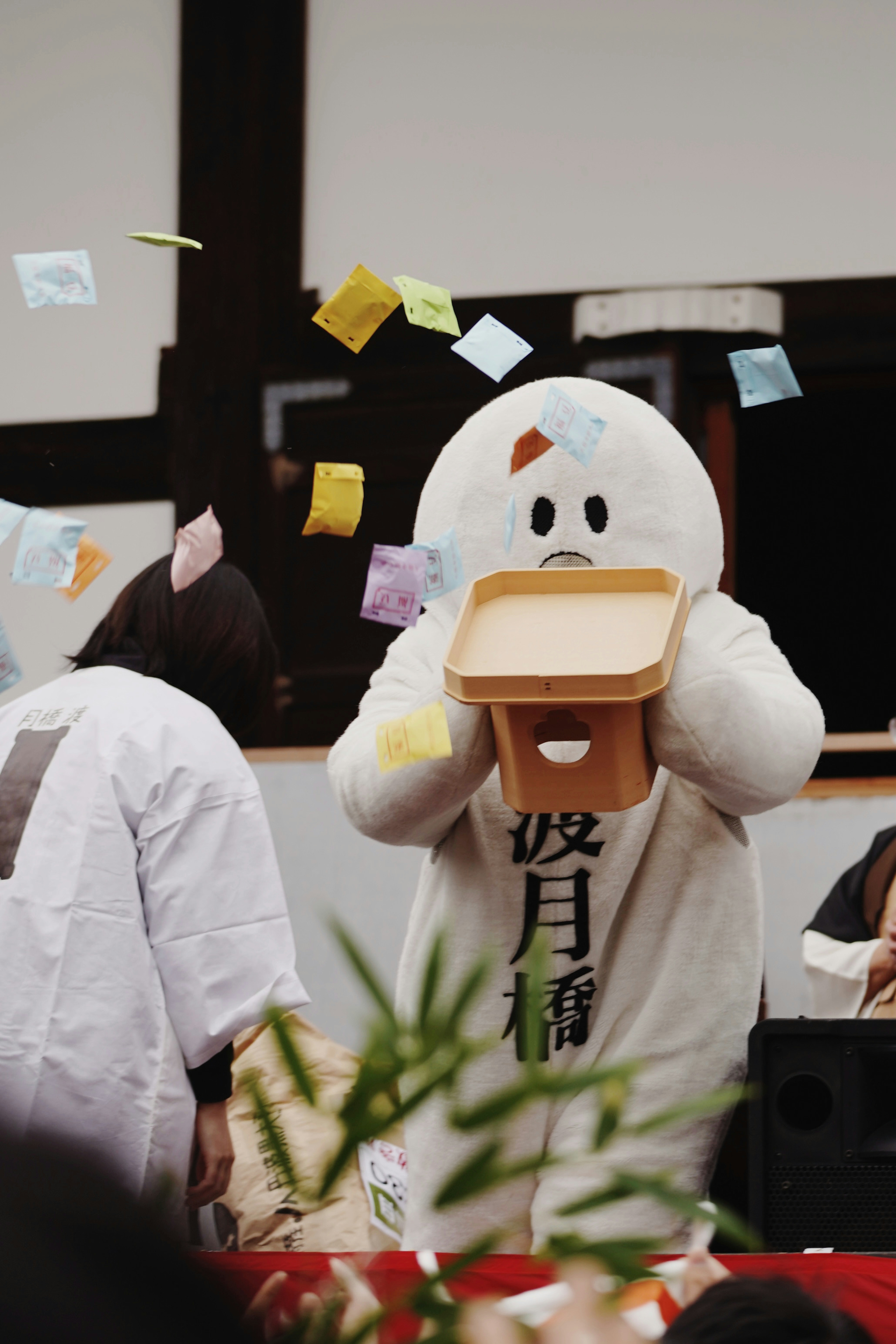 Participant dans un costume de canard blanc lors d'un festival