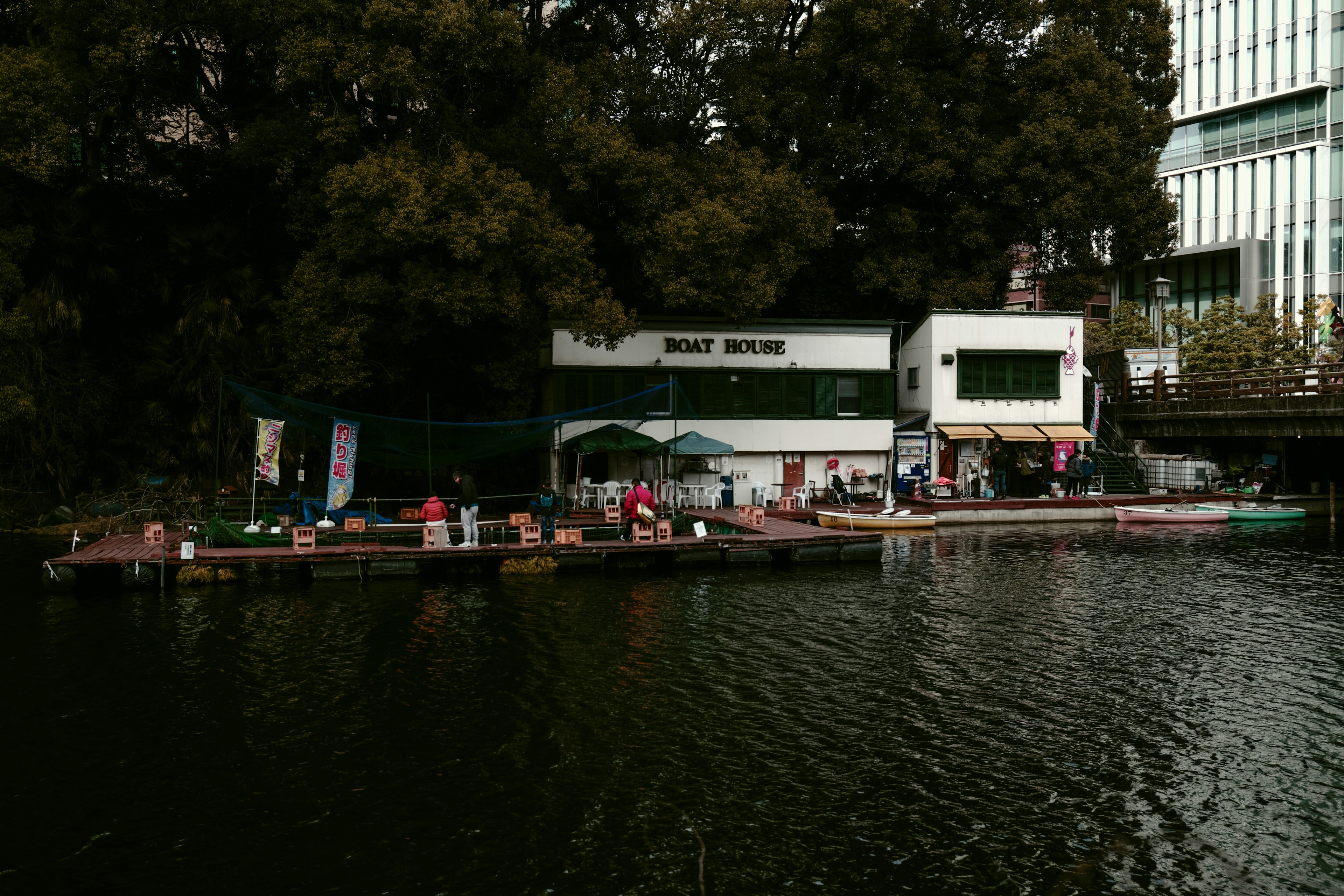 Restaurante junto al agua con muelle y personas