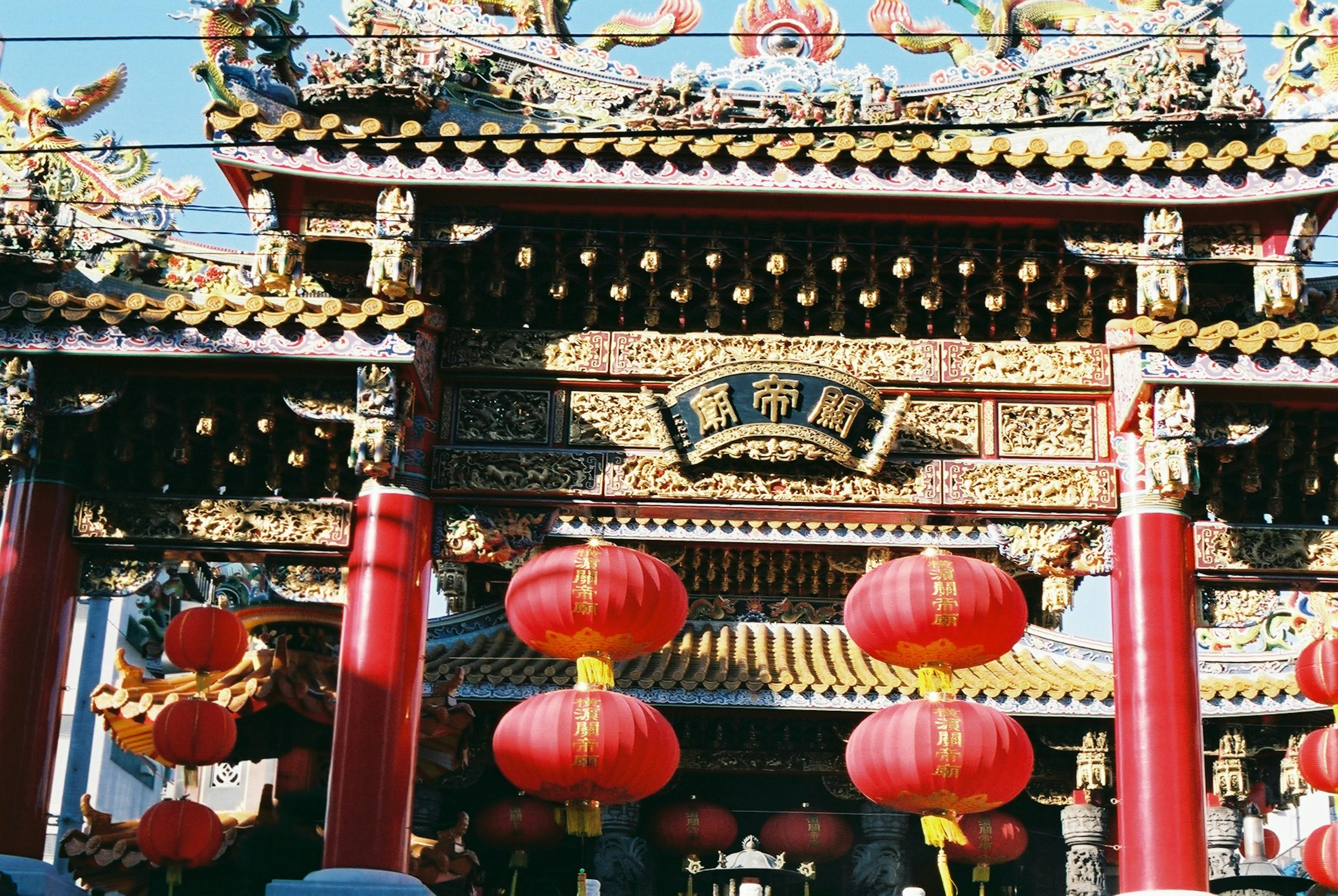 Portail de temple chinois orné de lanternes rouges