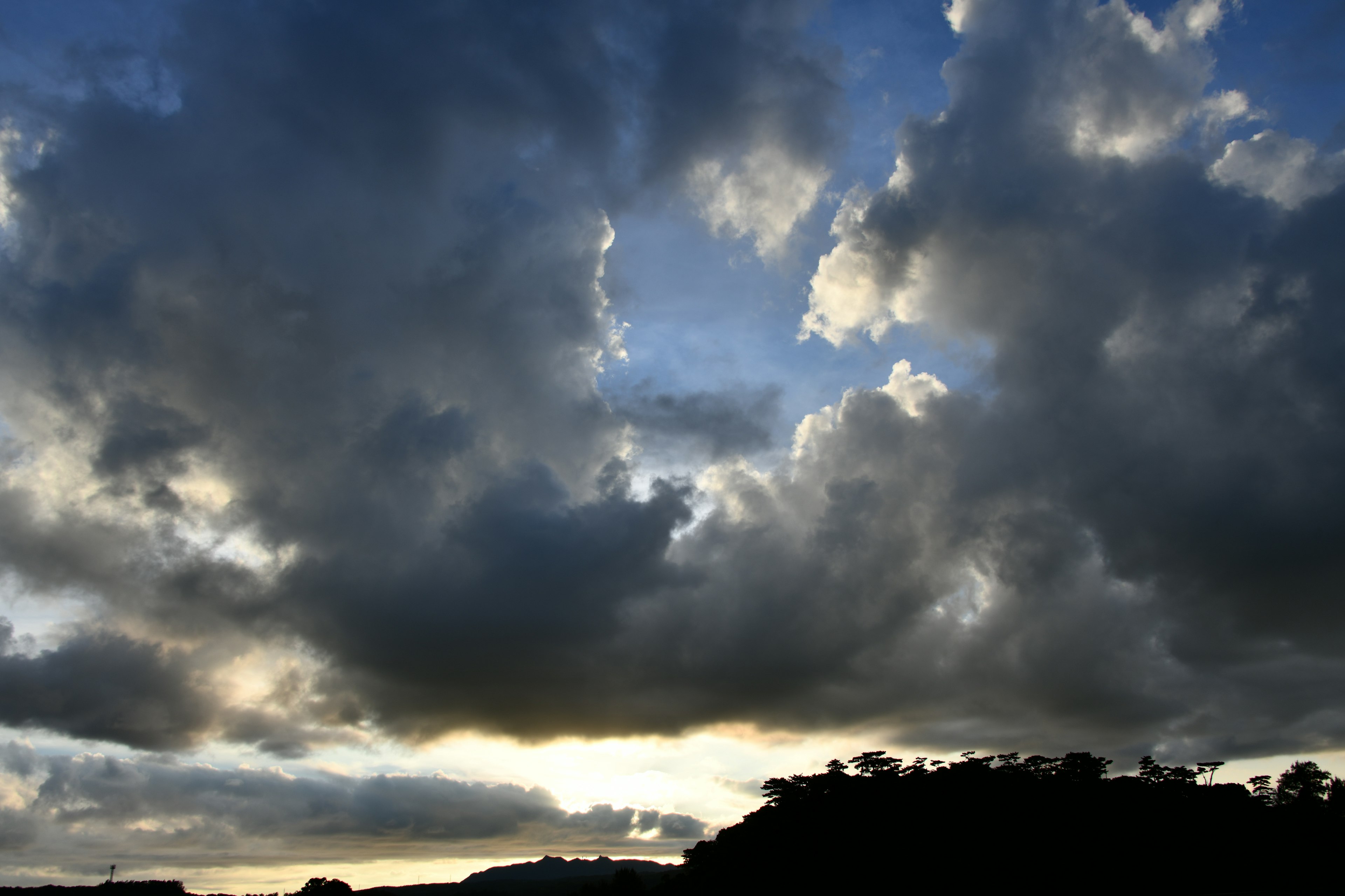 黃昏天空中的戲劇性雲彩和藍色調