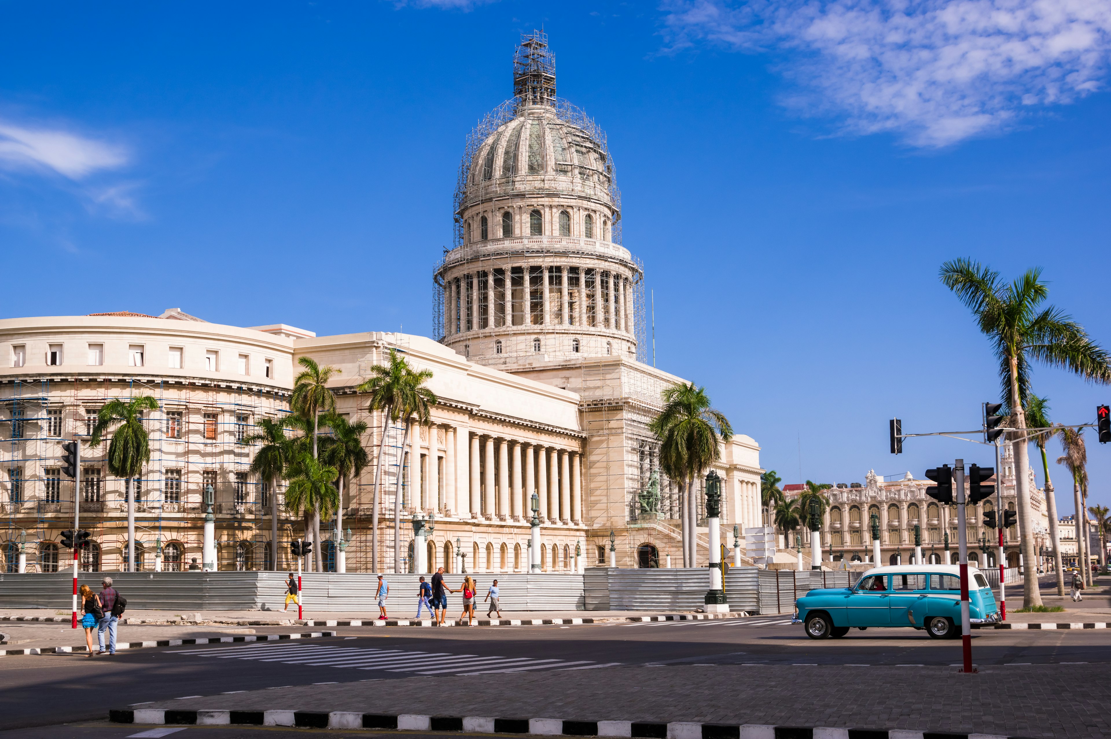 Eksterior indah Capitol Havana dengan langit biru