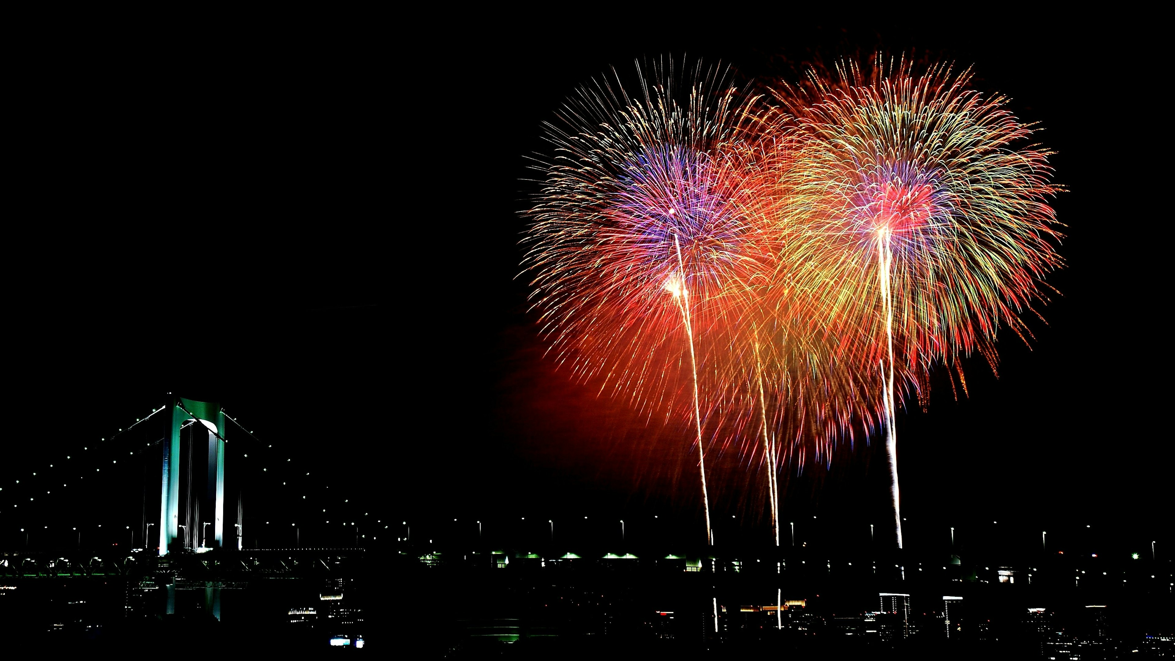 Espectáculo de fuegos artificiales coloridos sobre el puente Rainbow por la noche