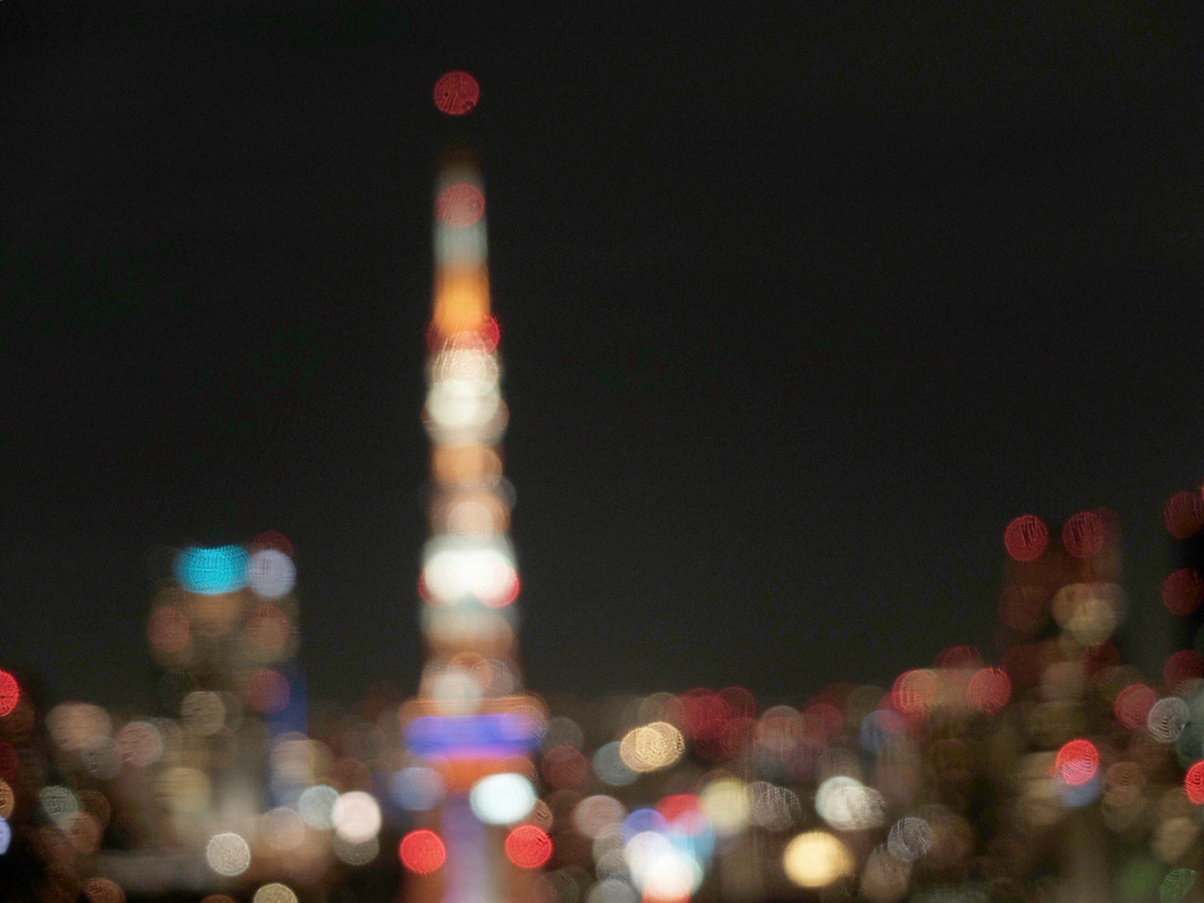 東京タワーが夜にぼやけて映る都市の景色