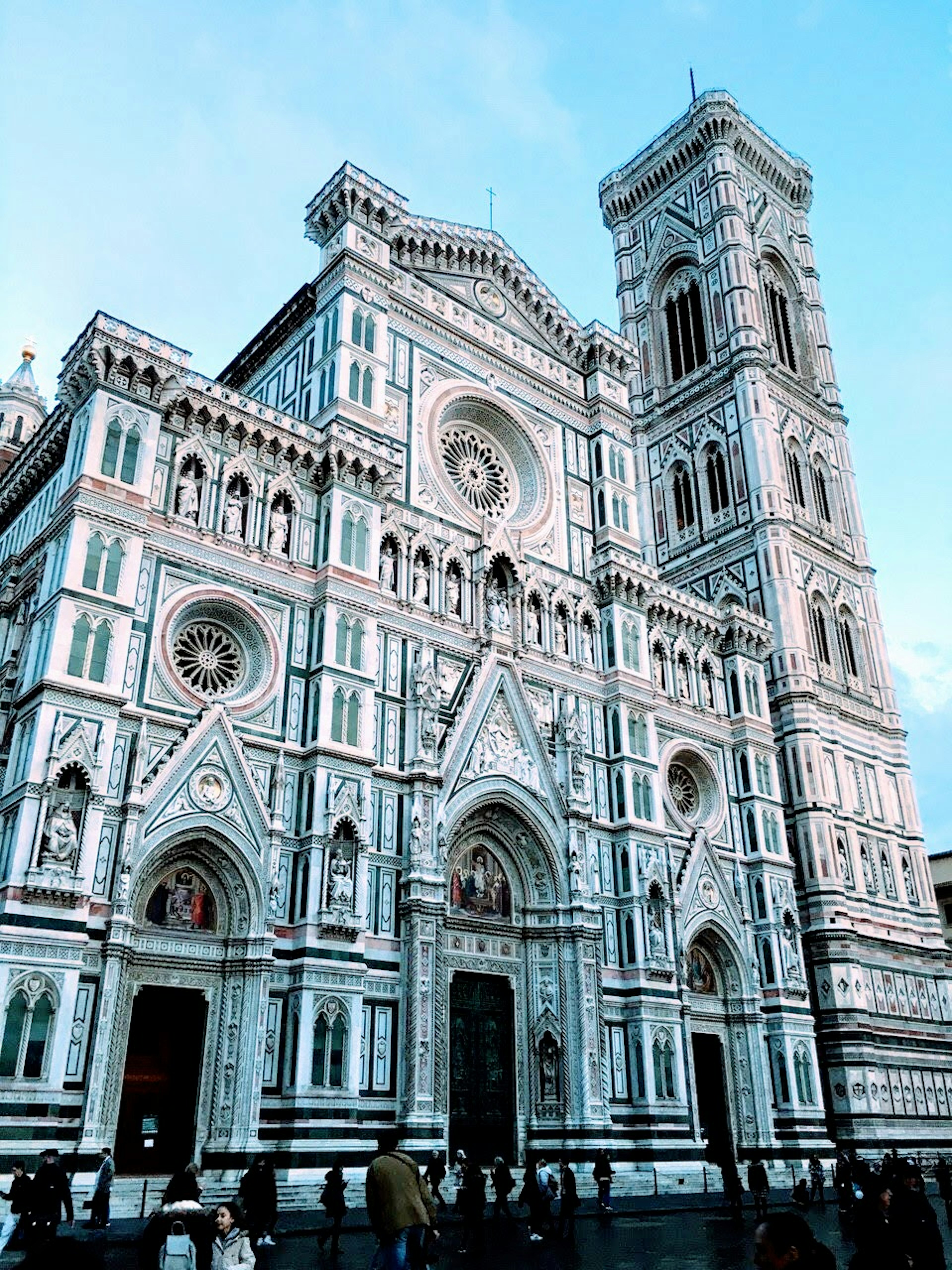 Fasad menakjubkan Katedral Florence di bawah langit biru