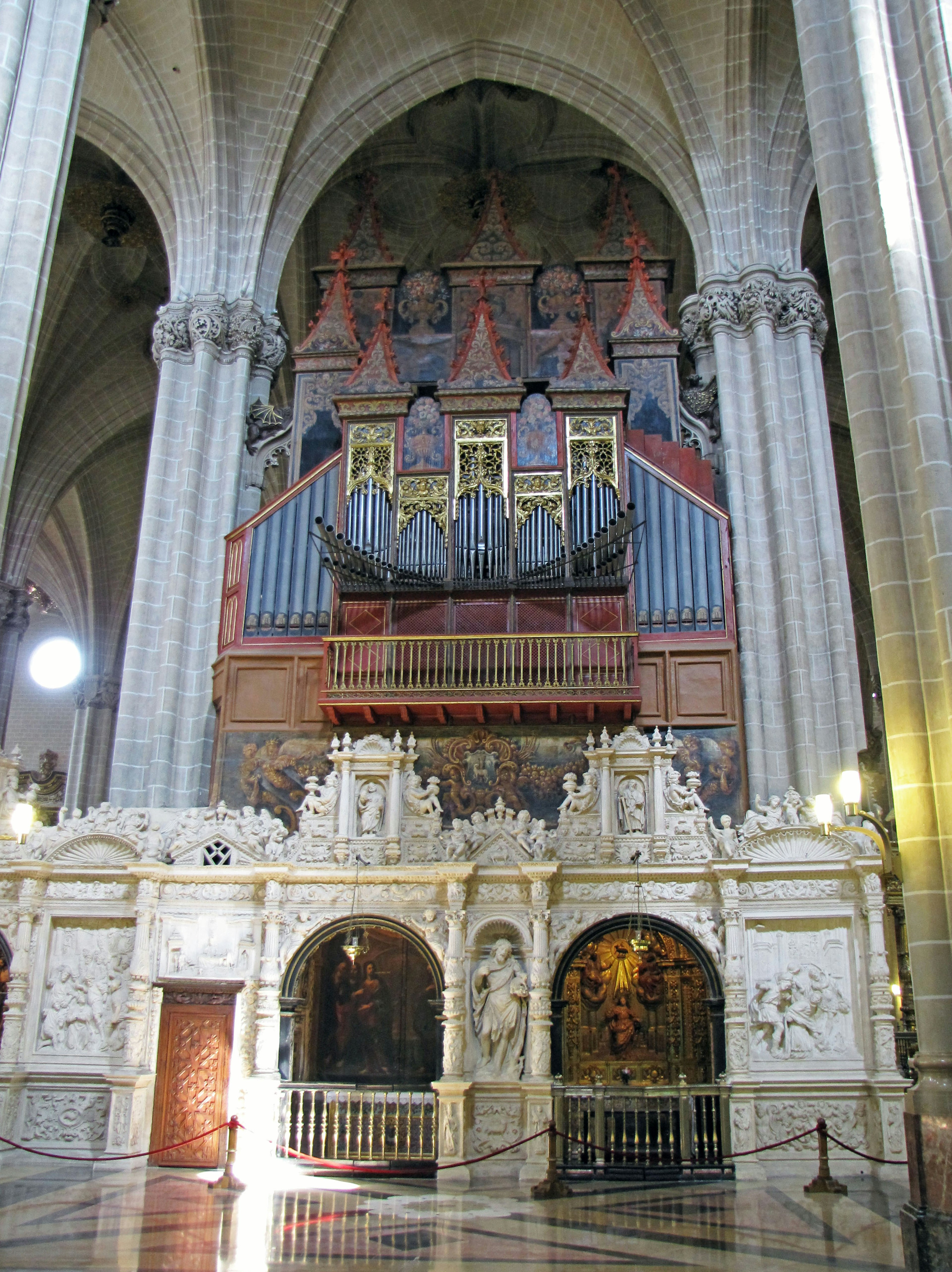 Intérieur d'une grande église avec un orgue à tuyaux et un autel orné