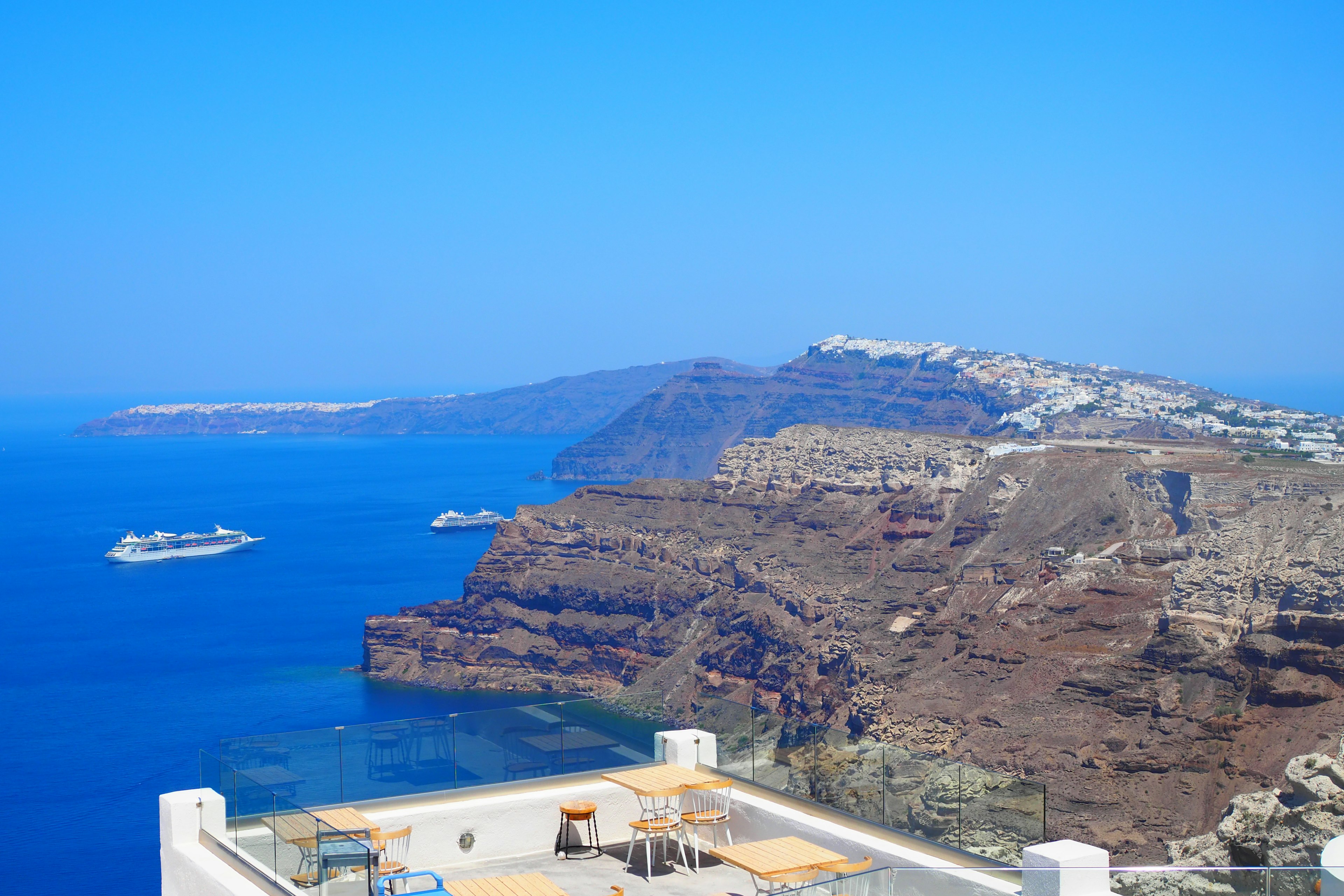 Blick auf die Insel Santorin mit blauem Meer und felsigen Klippen