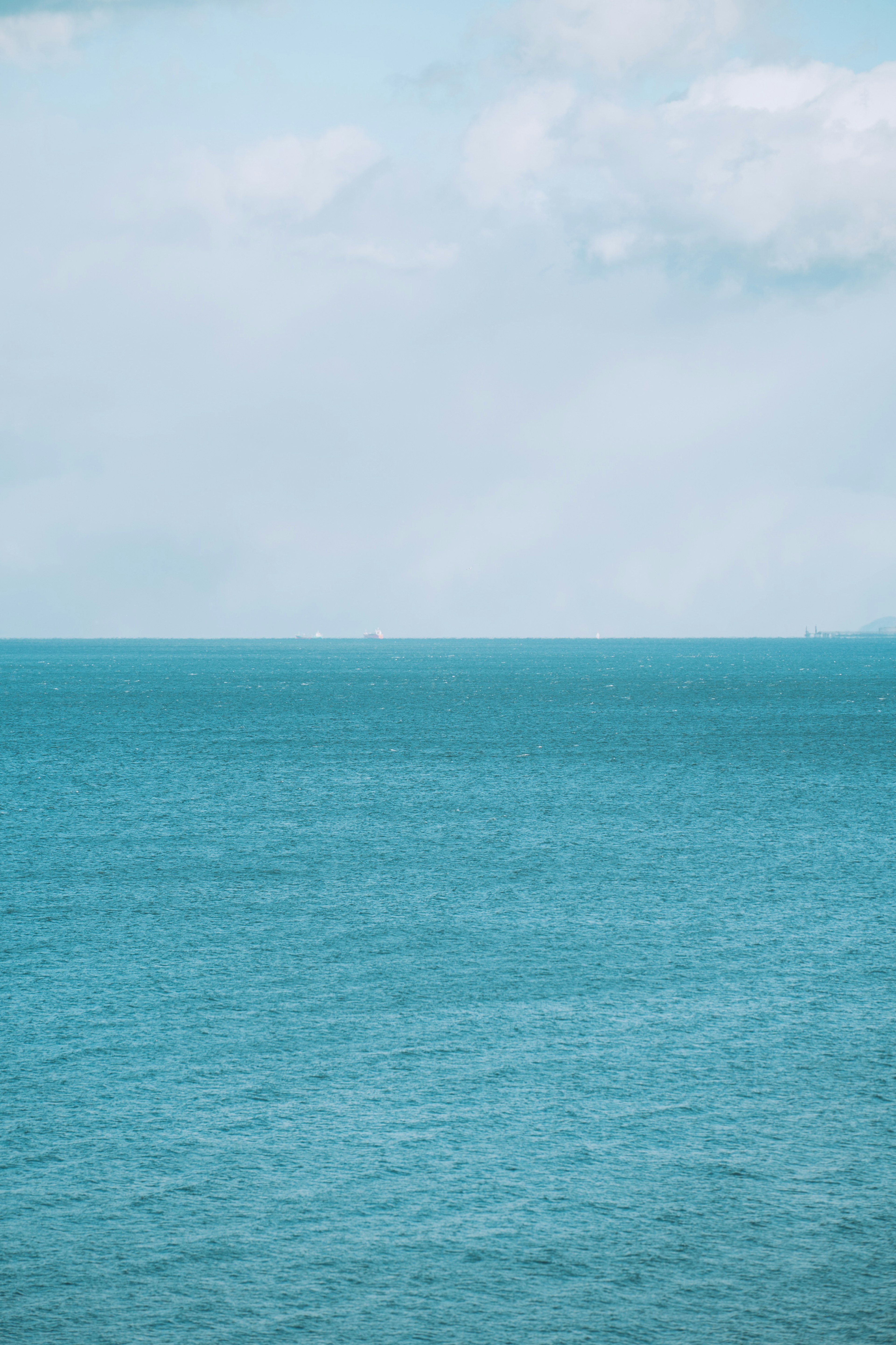 Lanskap laut dan langit biru yang tenang