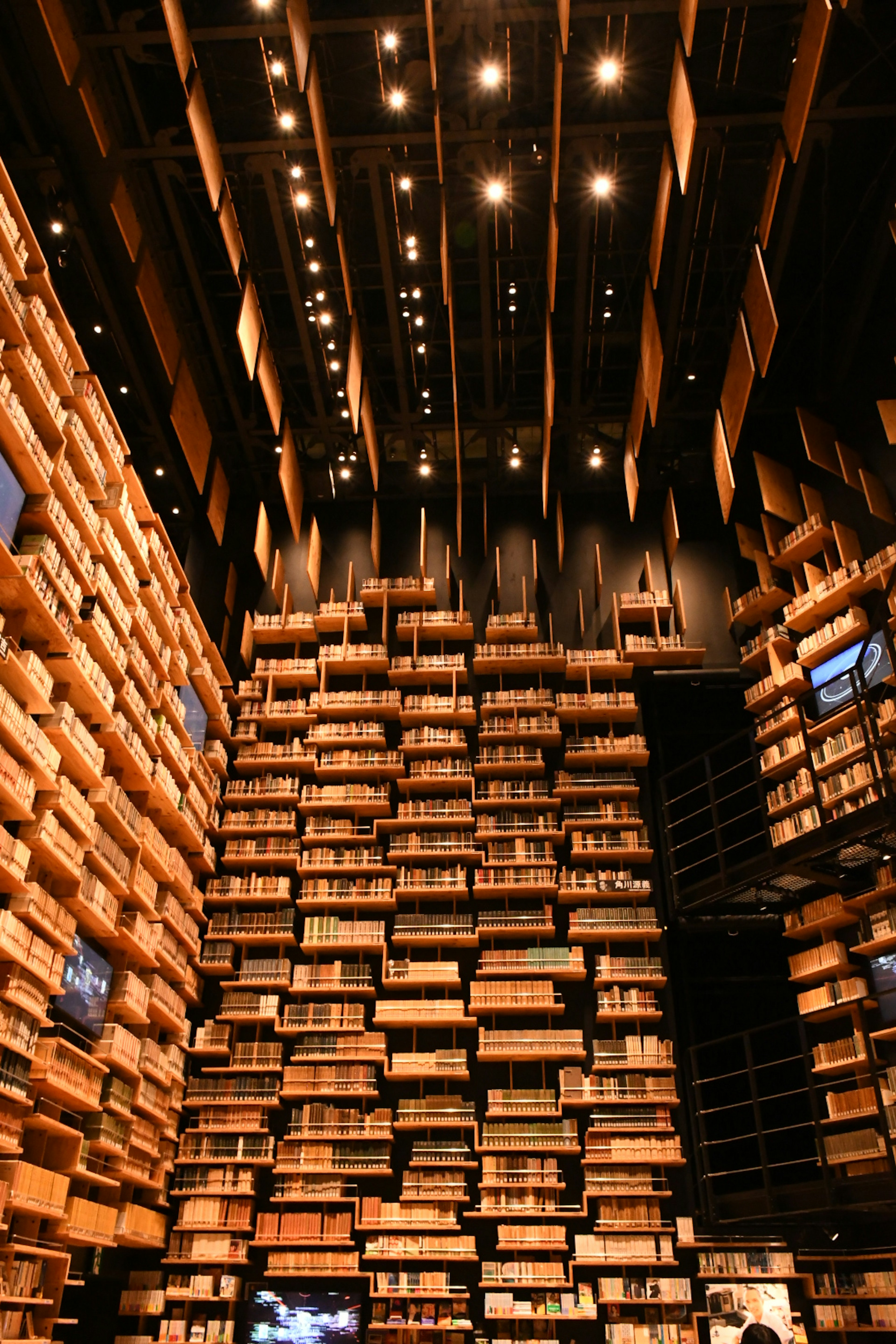 Intérieur d'une bibliothèque moderne mur empilé de livres éclairage magnifique