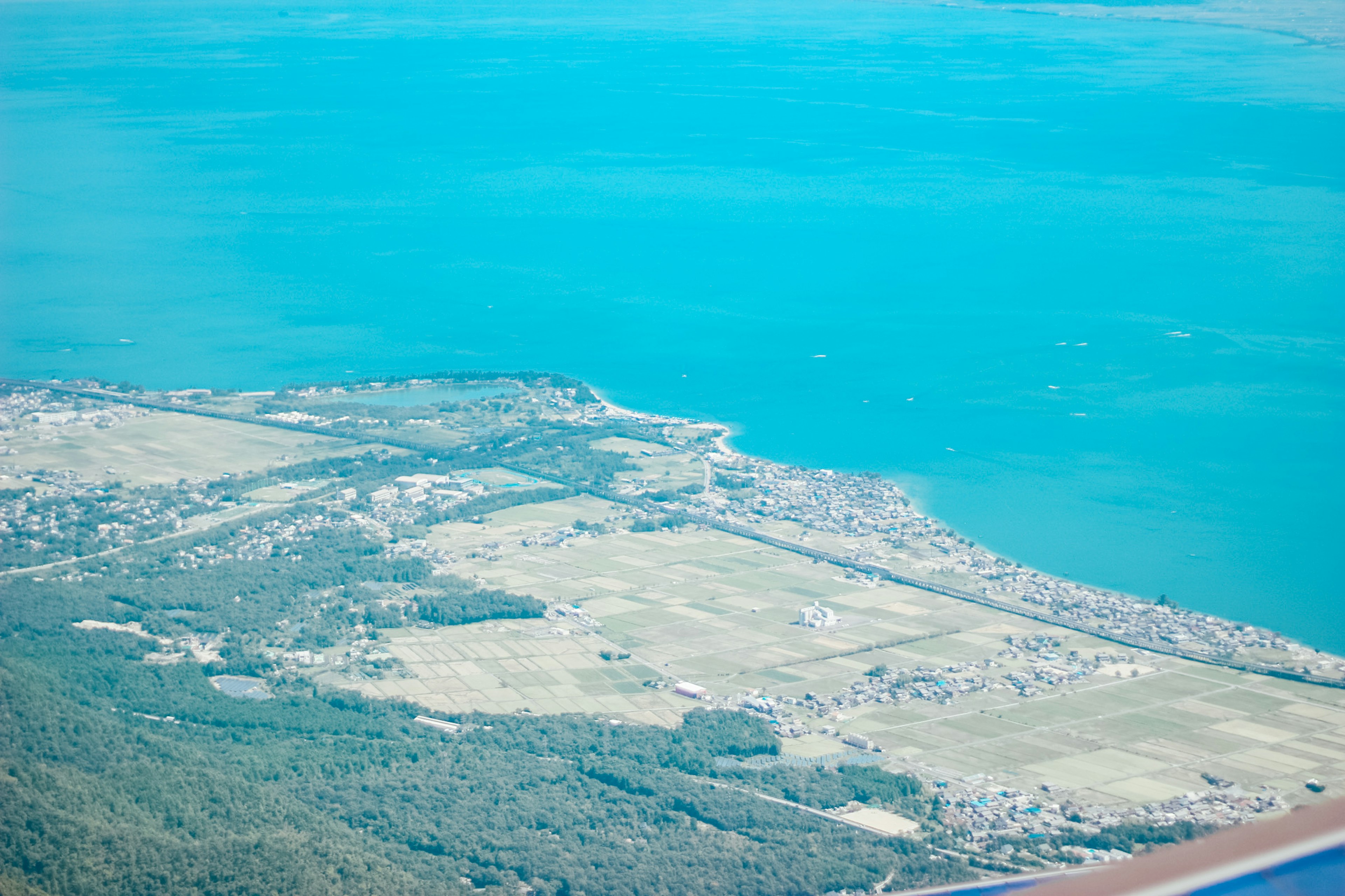 Vue aérienne de l'océan bleu et des terres vertes