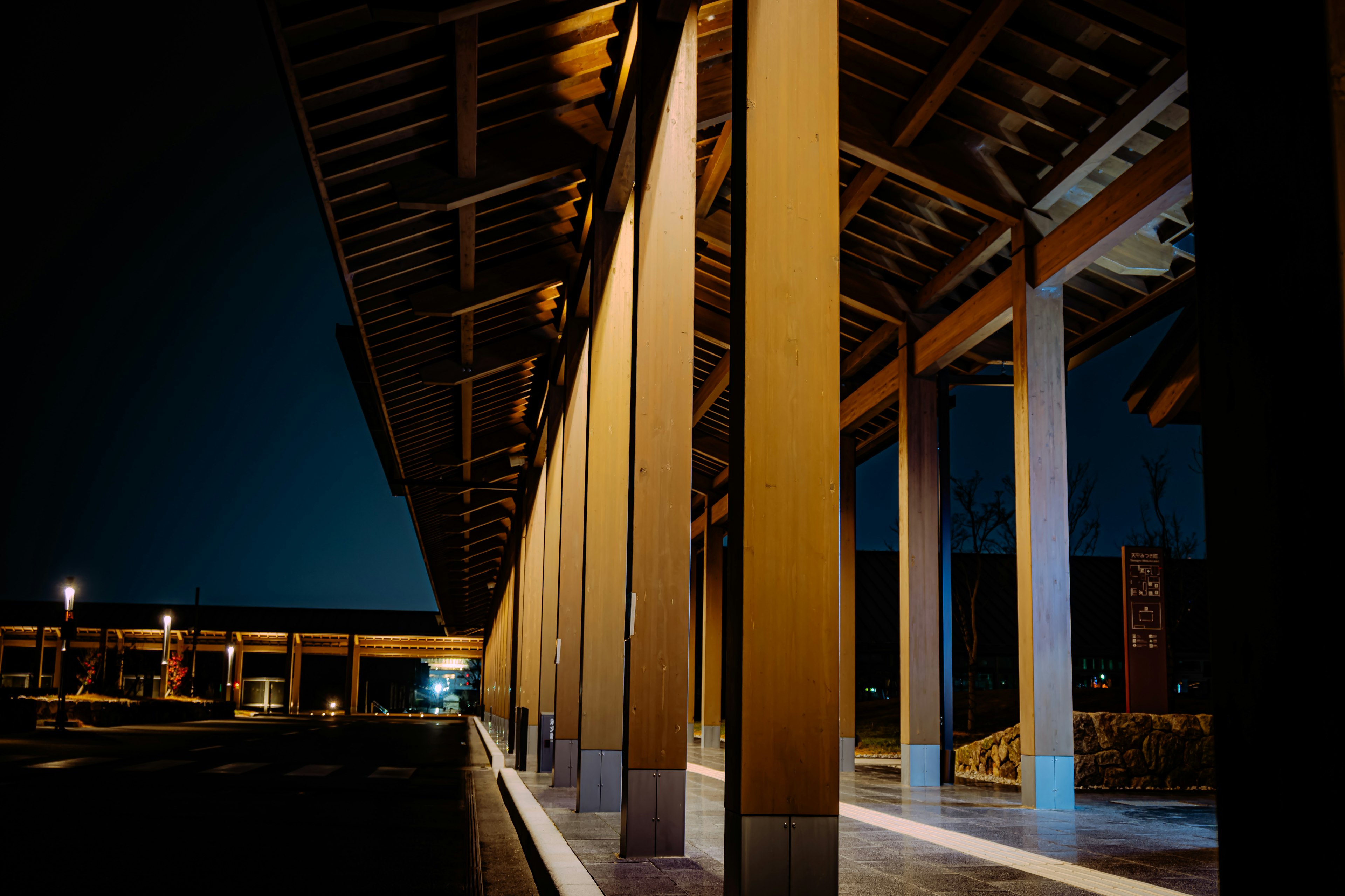 Détails en bois des piliers et du toit d'une structure extérieure la nuit