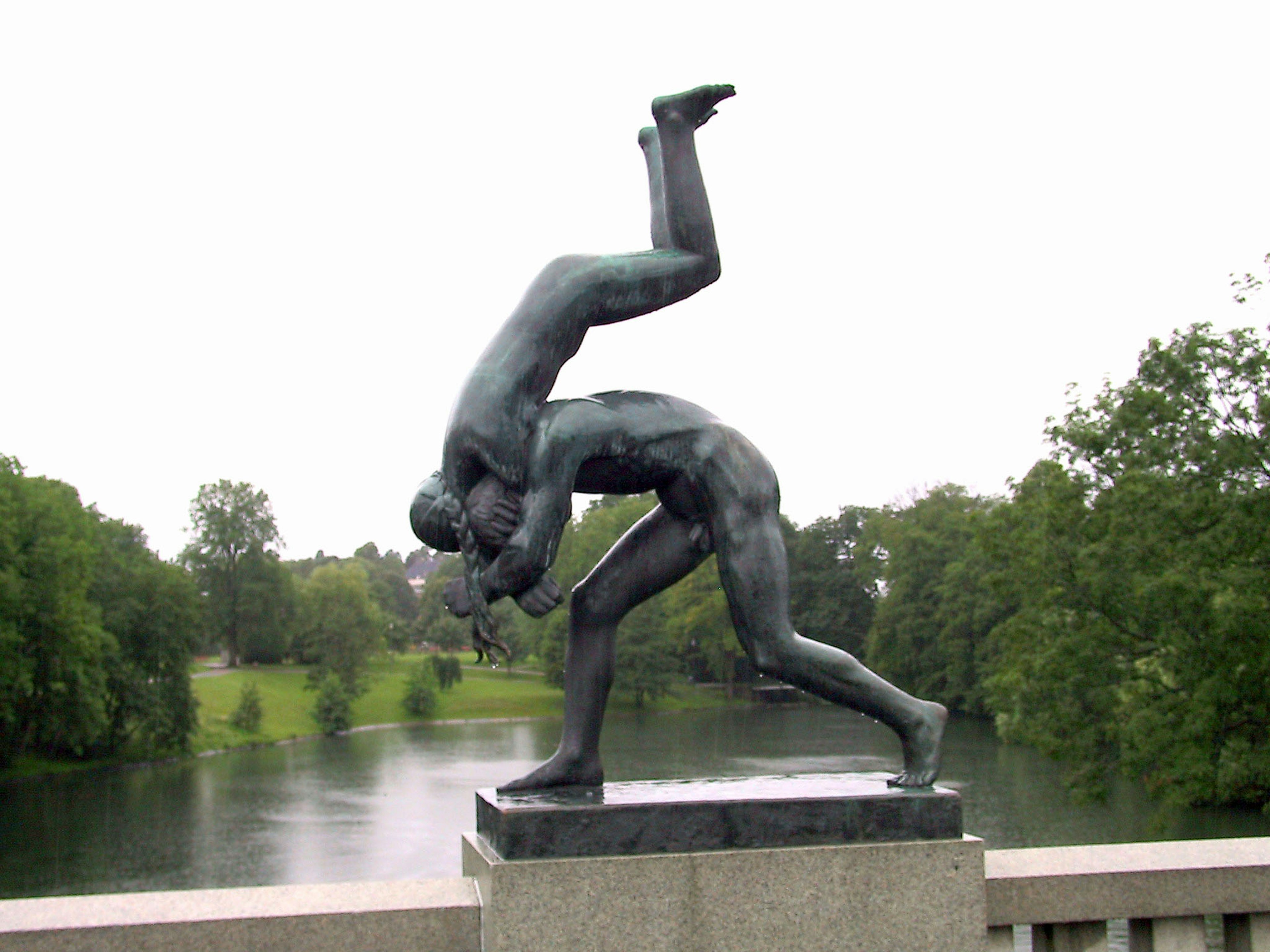 Une sculpture dynamique de deux lutteurs dans une pose puissante