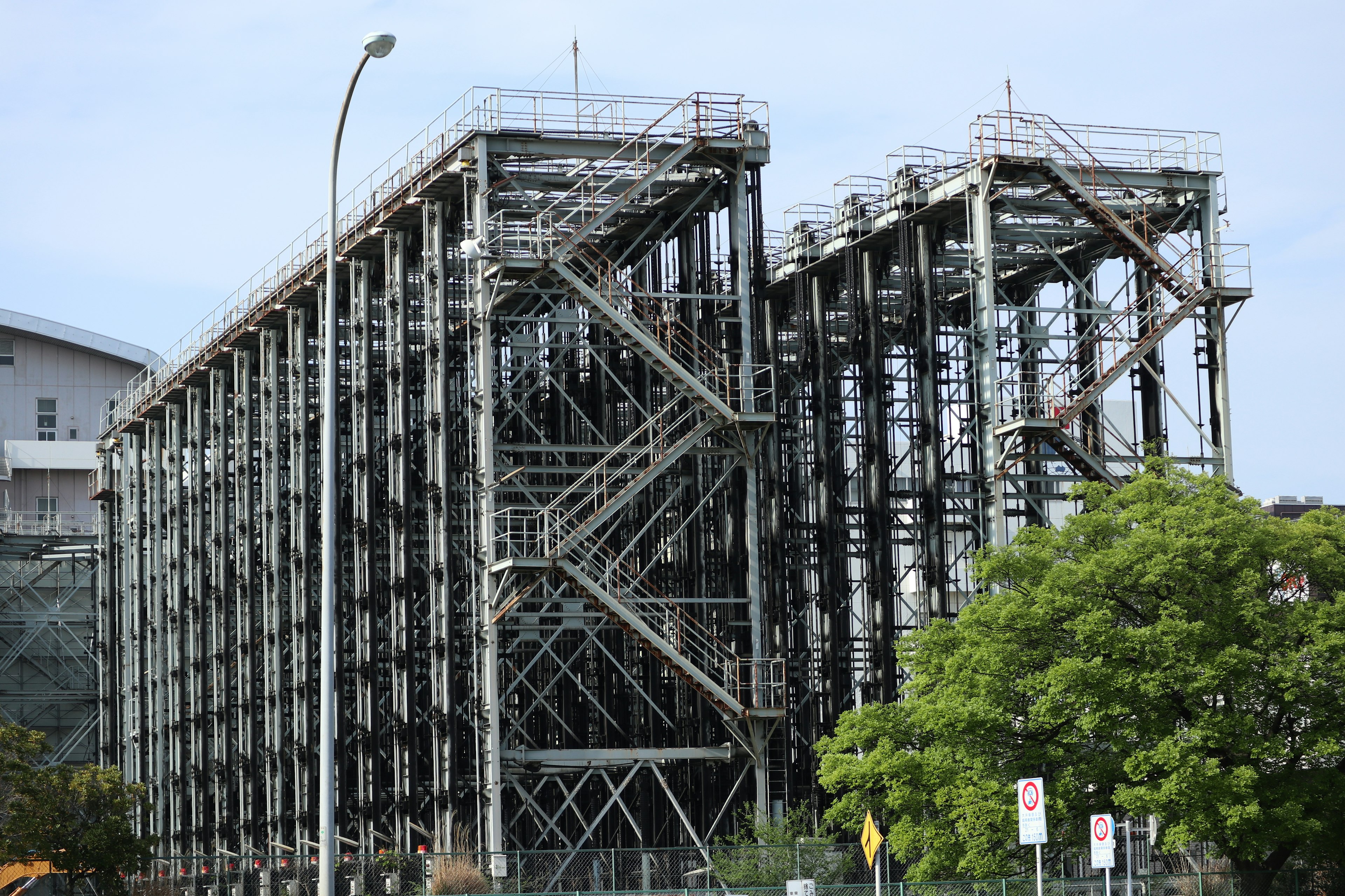 金属構造の建物がスカフォールディングで囲まれている