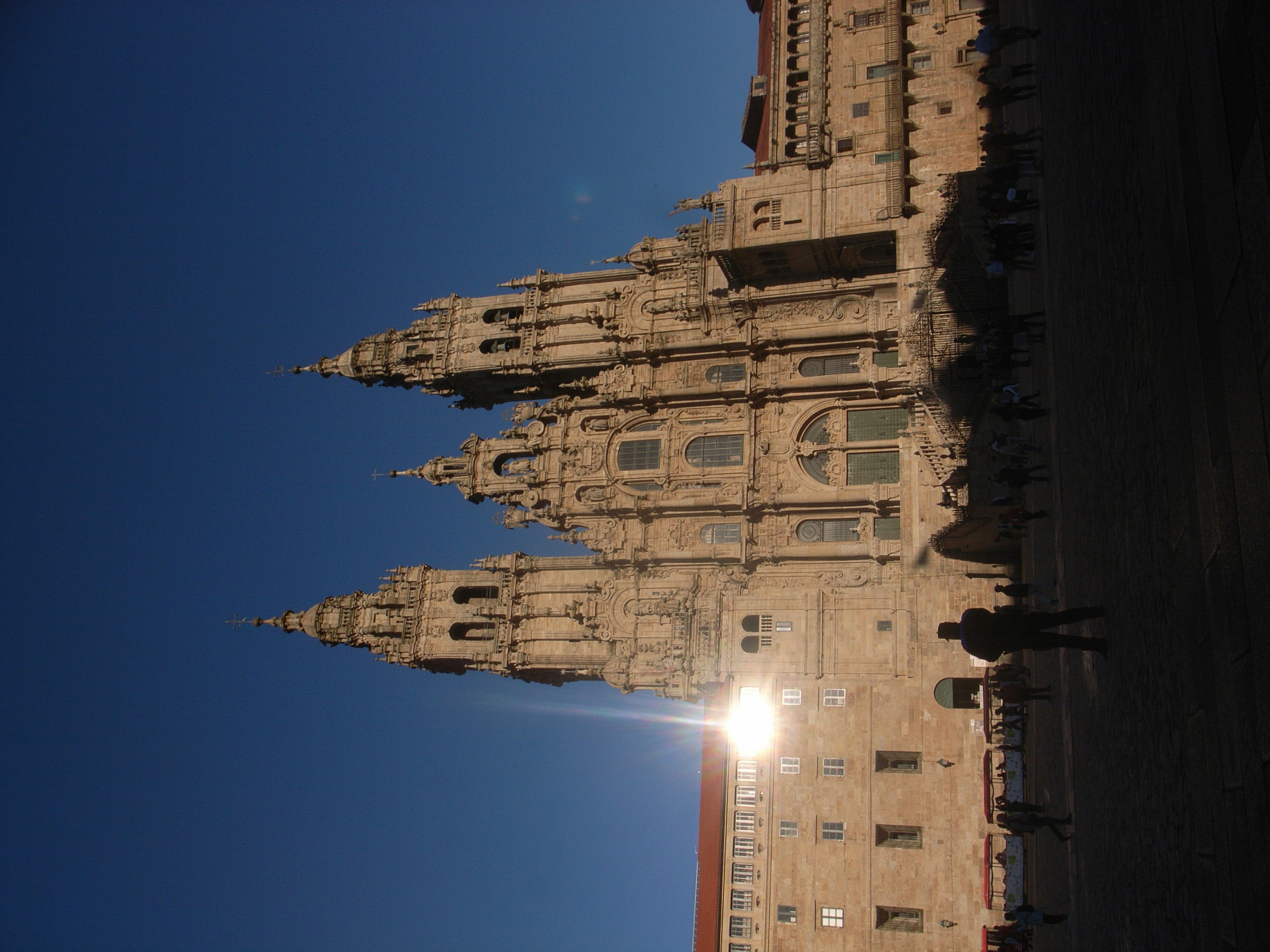 Fasad mengesankan dari Katedral Santiago de Compostela dengan menara rumit dan langit biru cerah