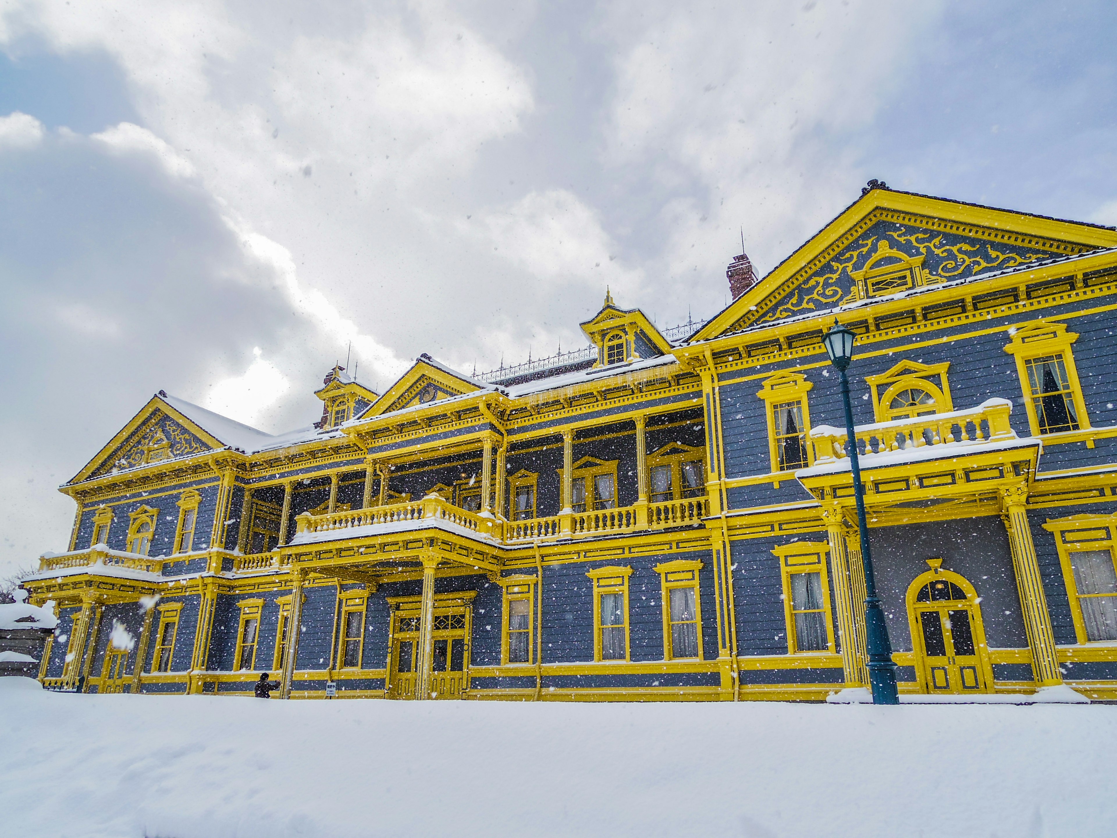 Bâtiment magnifique jaune et bleu recouvert de neige