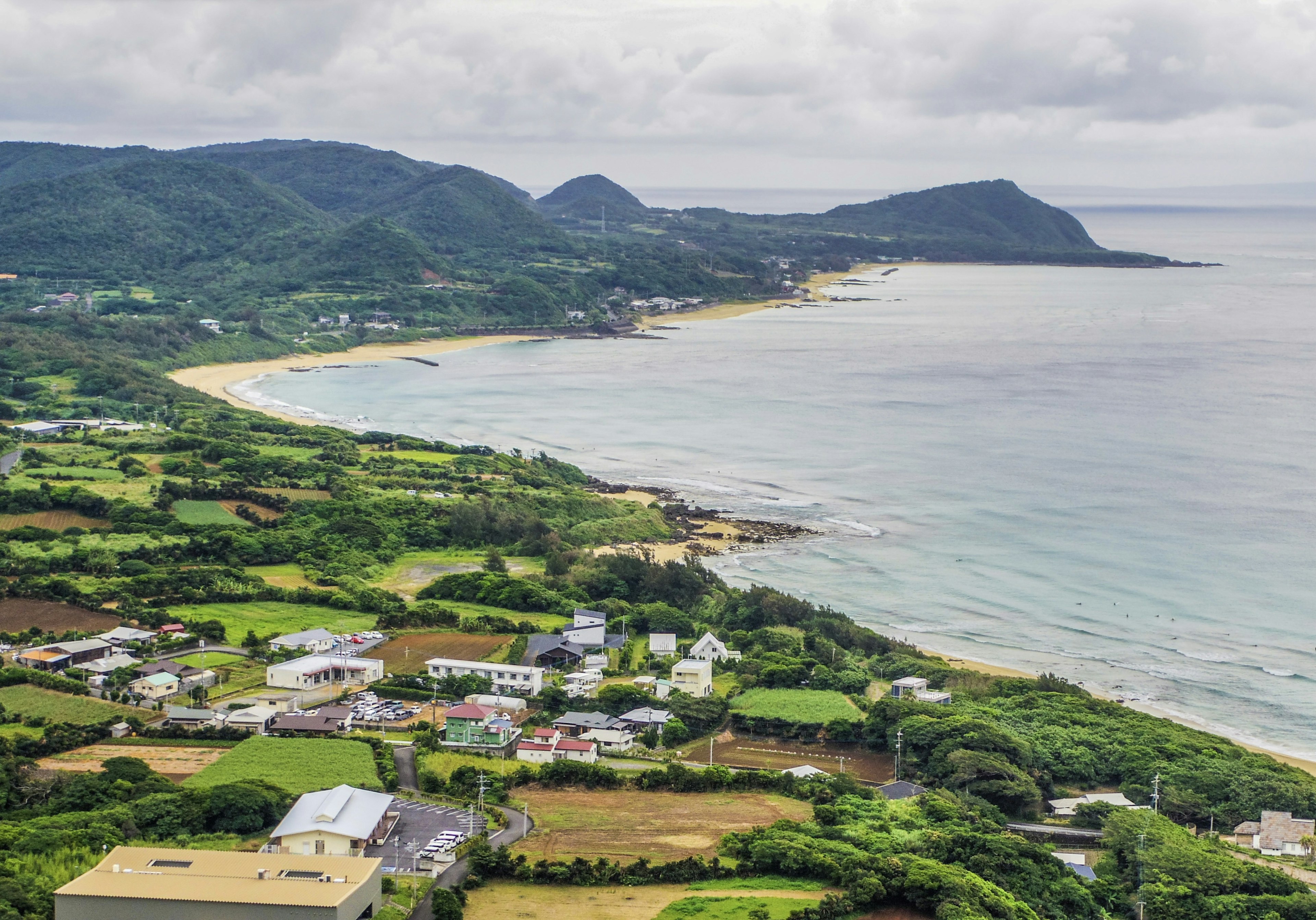 Costa panoramica con colline verdi e spiaggia