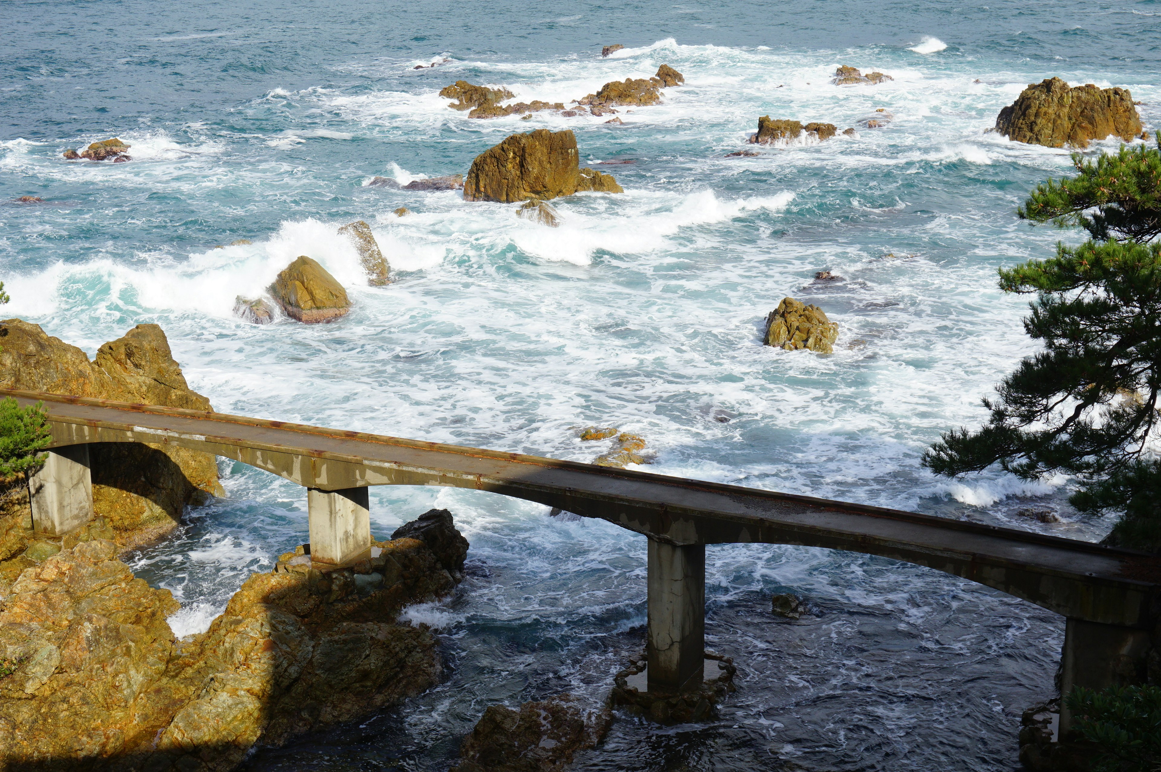 海に囲まれた岩と橋の風景