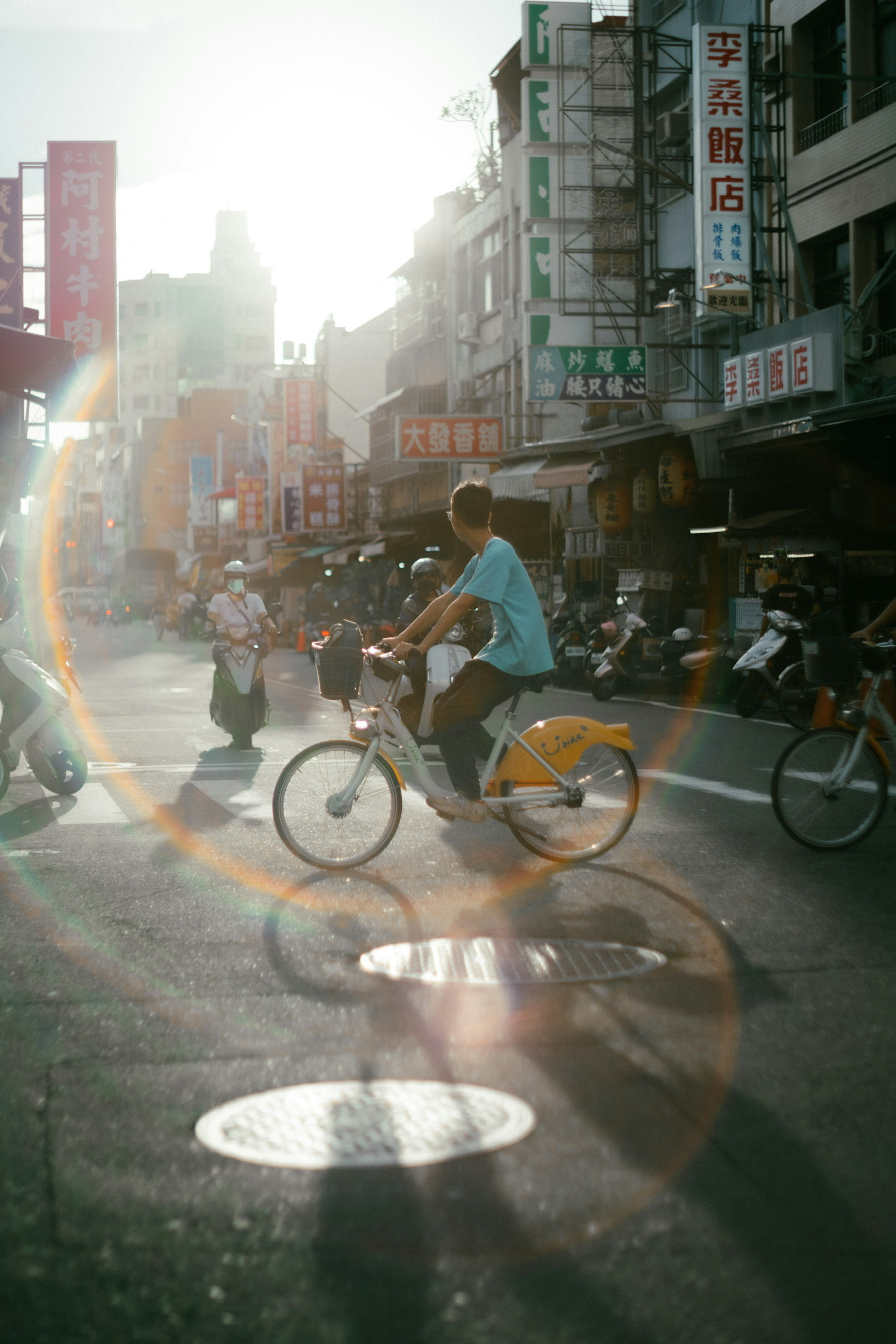 Uomo in bicicletta con una scena di strada vivace sullo sfondo al tramonto