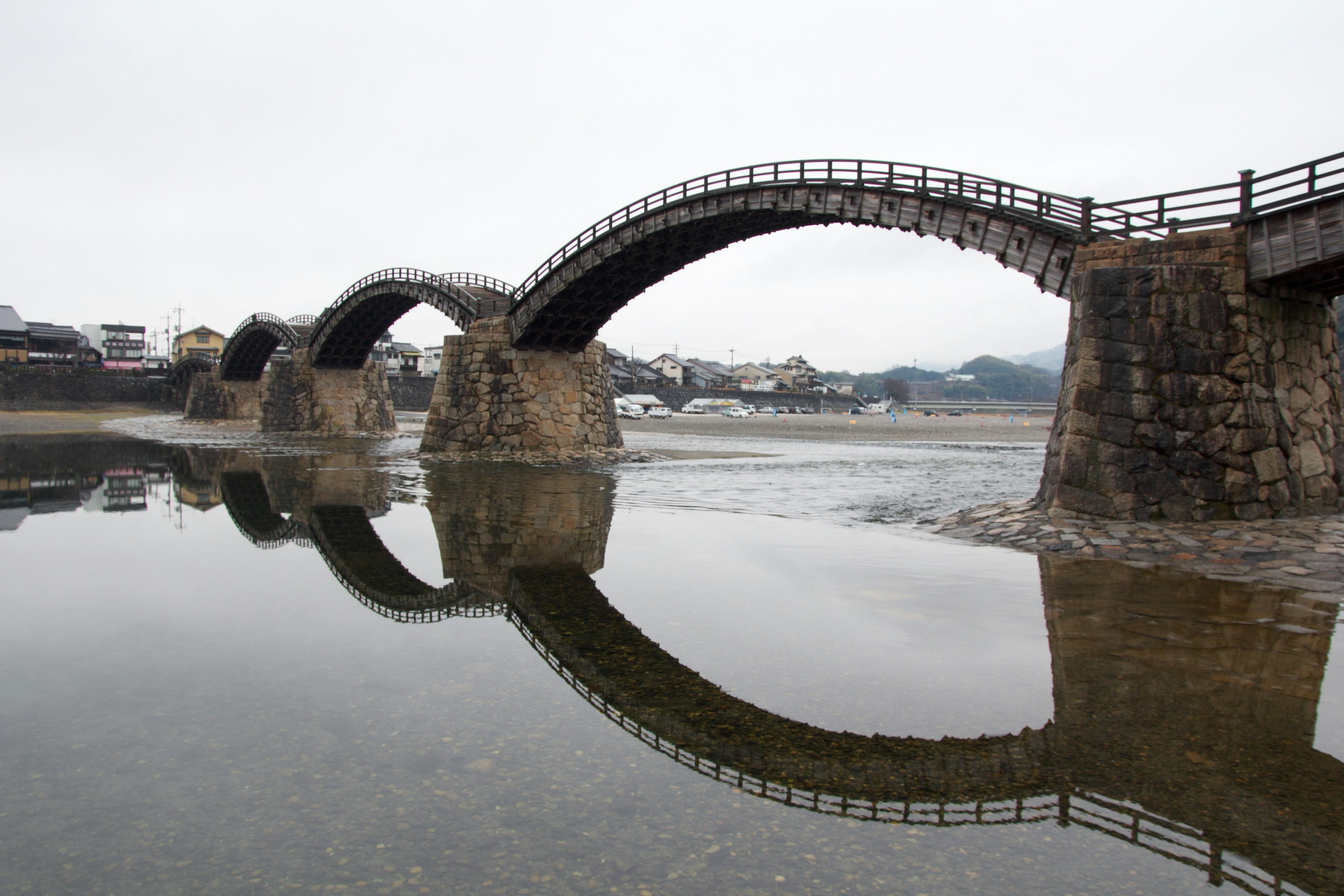 Jembatan Kintai di Iwakuni yang memantul di air