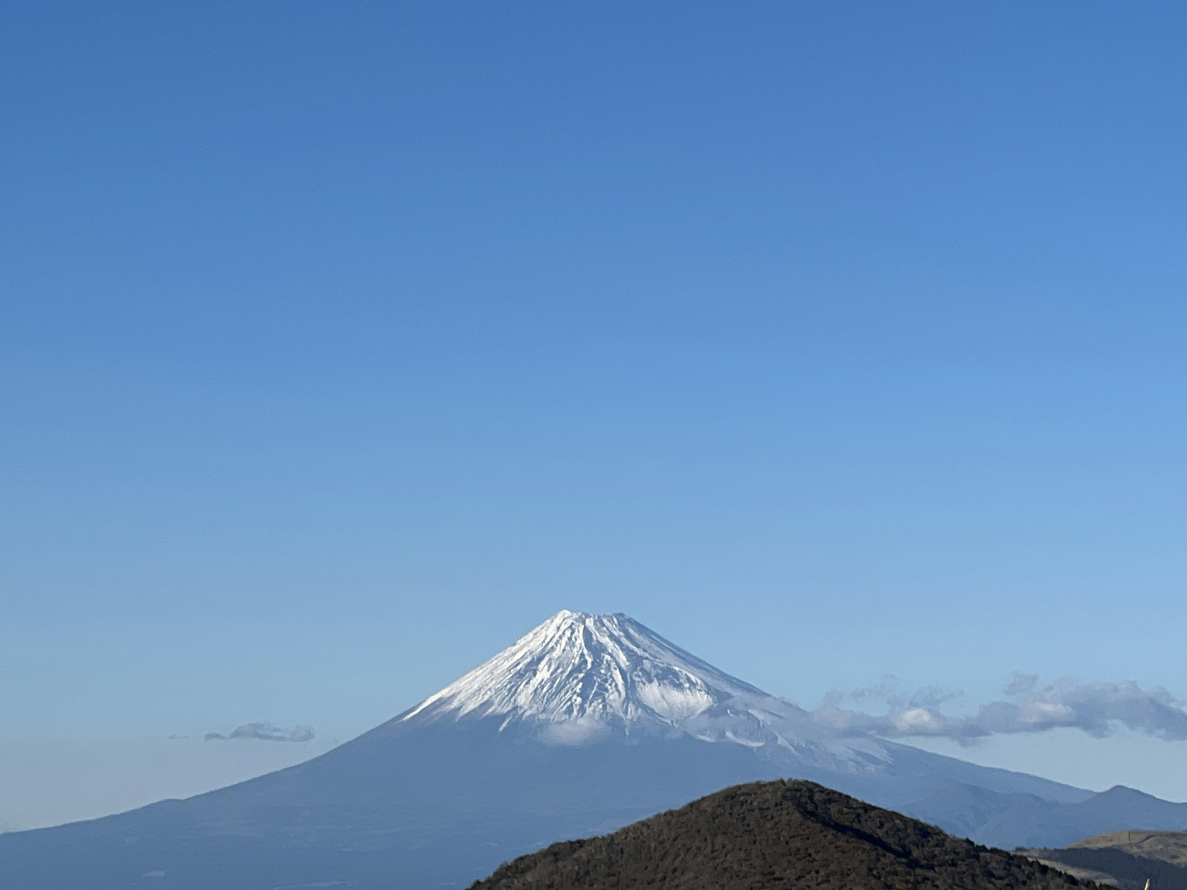 Monte Fuji cubierto de nieve contra un cielo azul claro