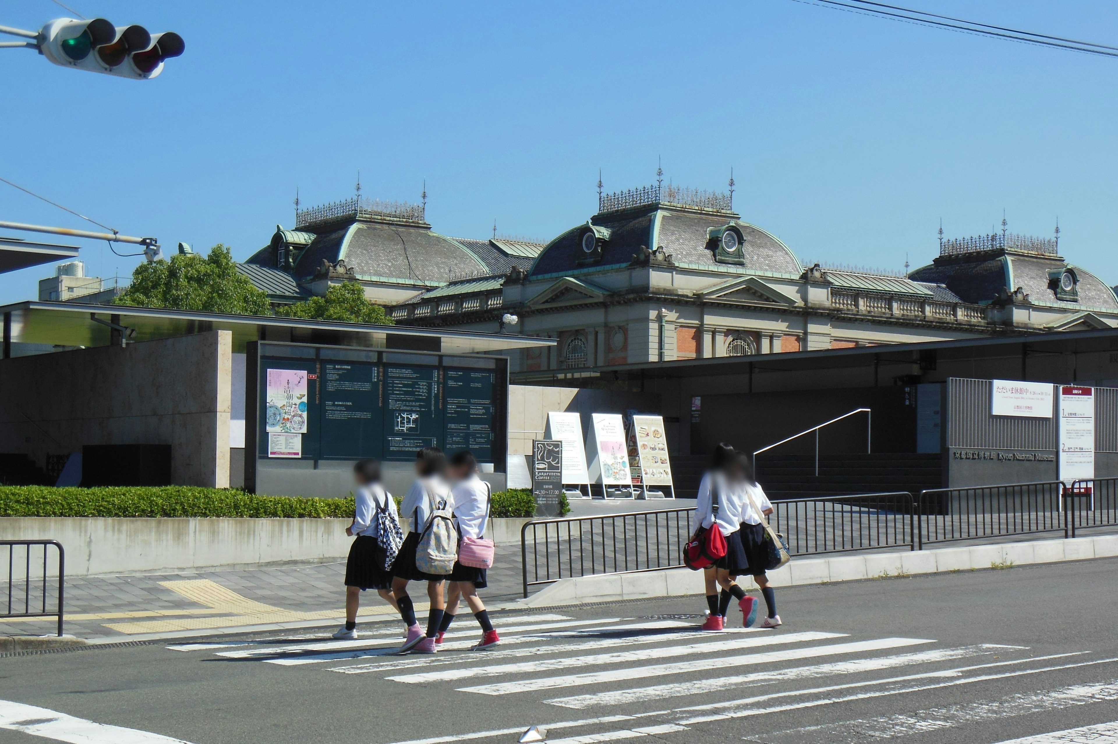 学生たちが通りを渡る姿と歴史的な建物が見える風景