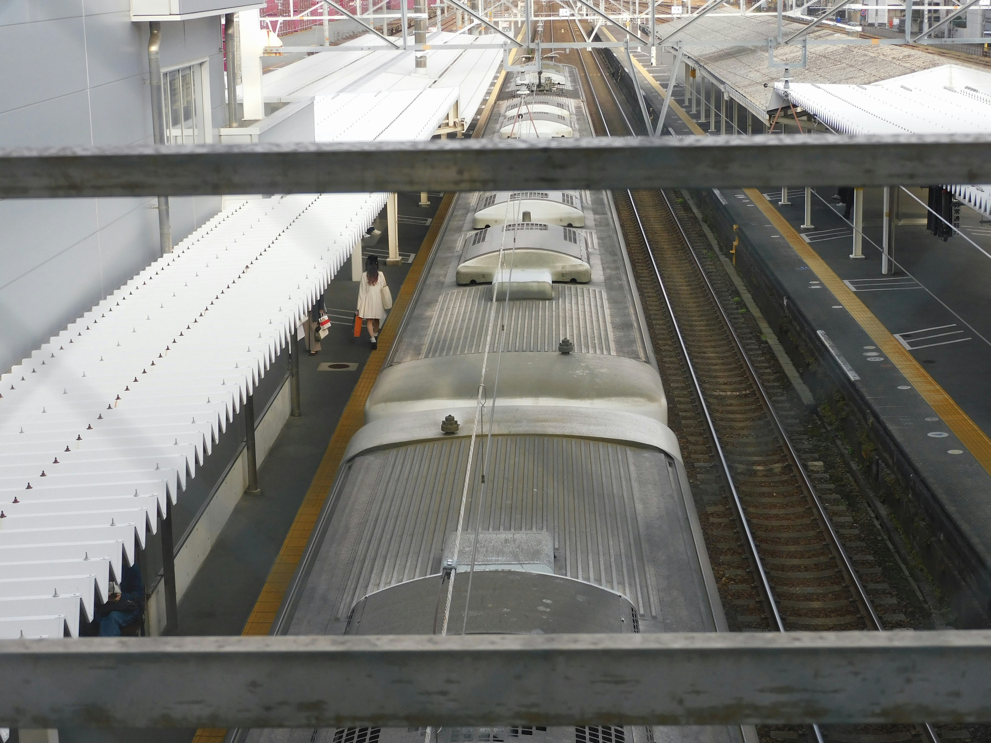 Vue des toits de train et de la plateforme depuis le haut d'une gare