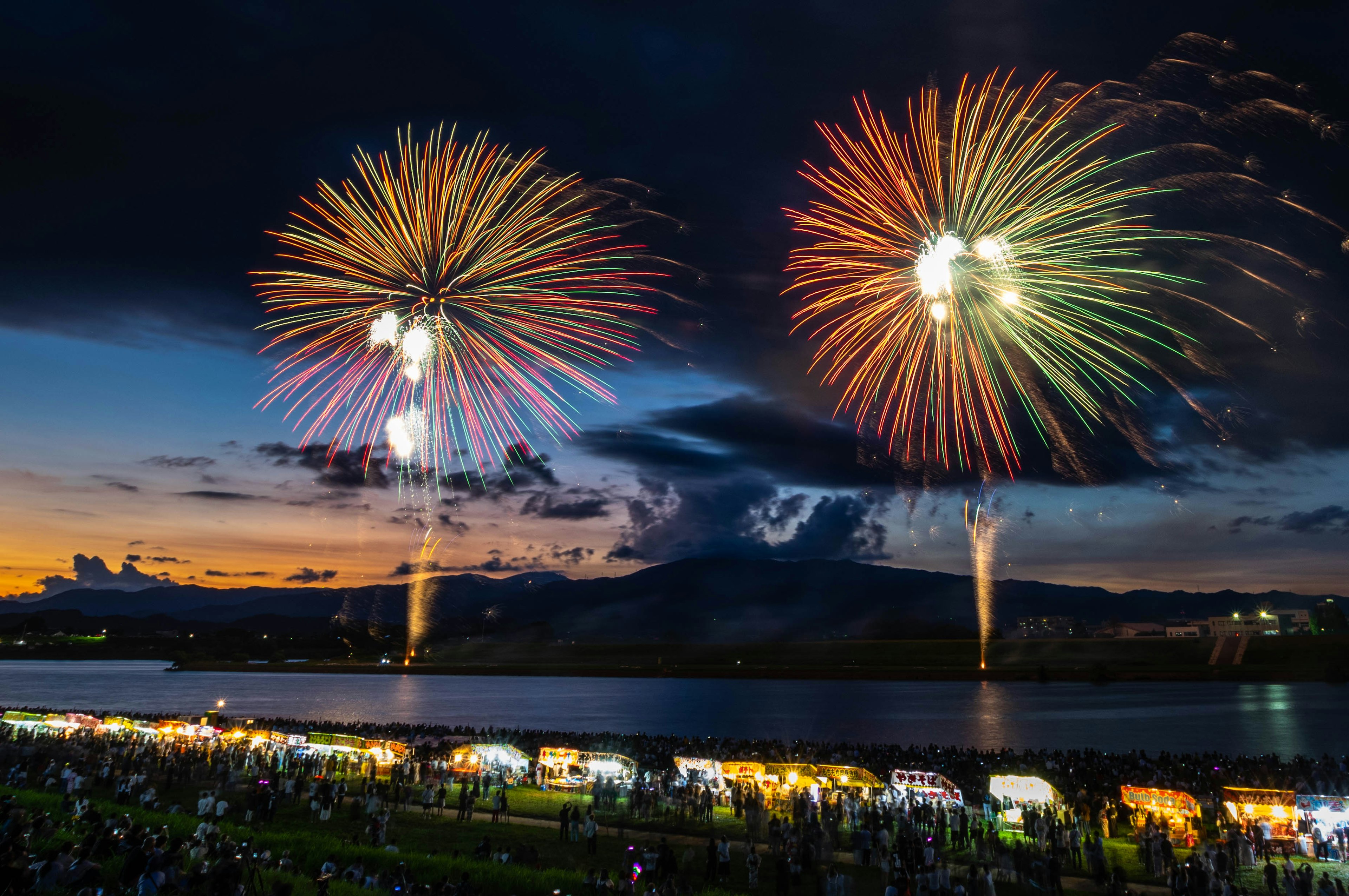 Hermosa escena de fuegos artificiales de colores iluminando el cielo nocturno