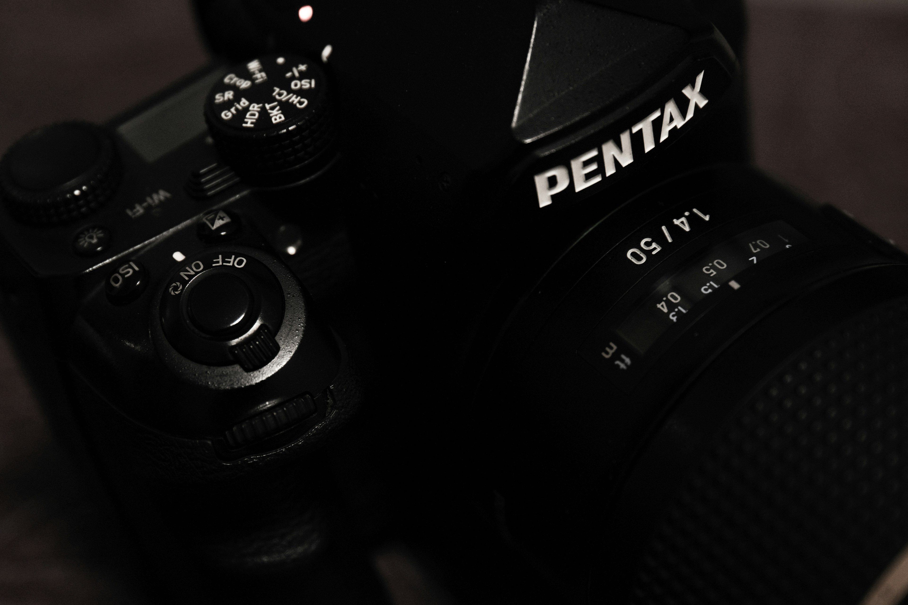 Hình ảnh cận cảnh của máy ảnh Pentax với thân máy và ống kính màu đen