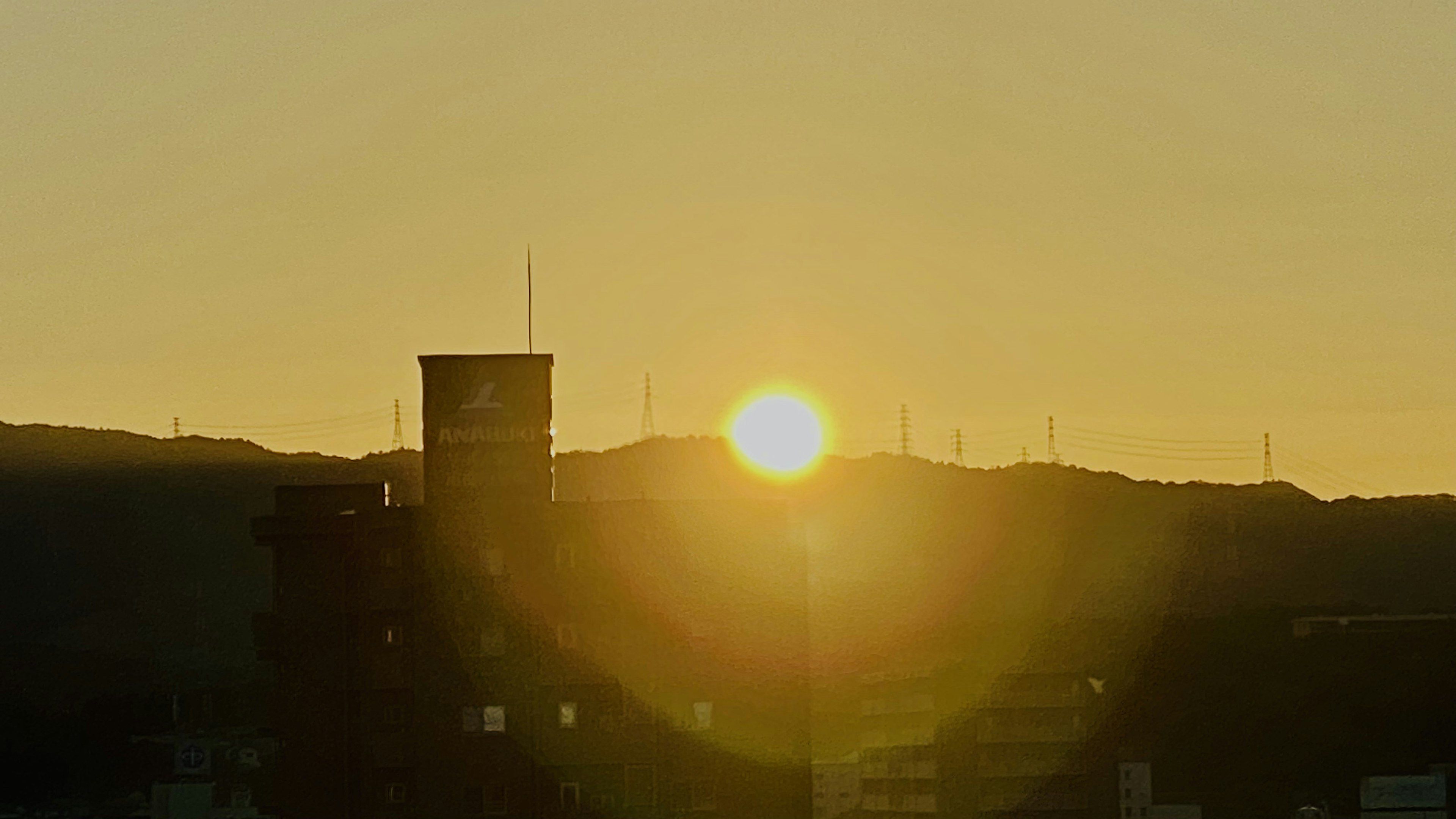 Lever de soleil sur les montagnes avec une silhouette de bâtiments