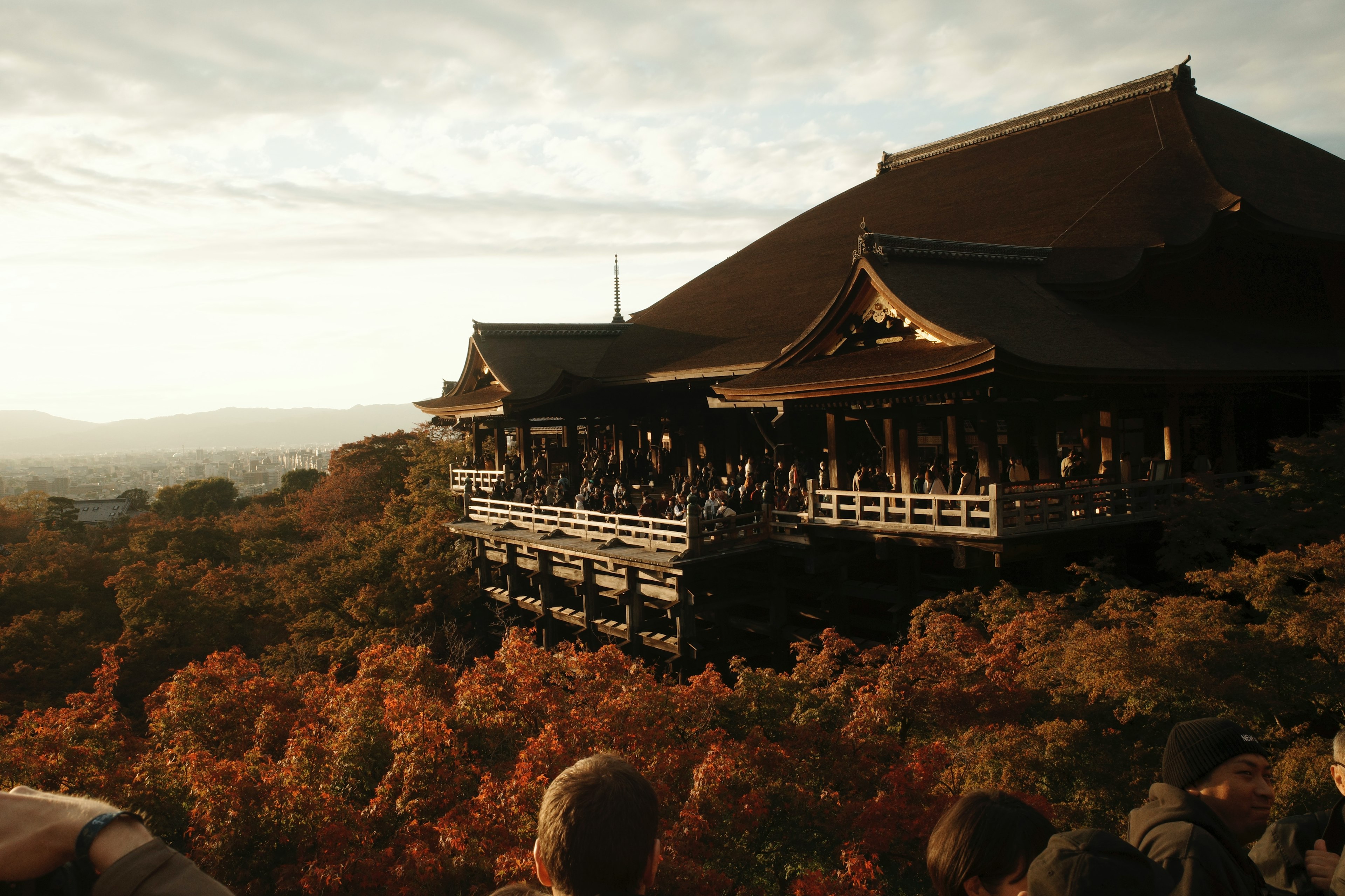 Schöne Herbstansicht des Kiyomizu-dera in Kyoto mit Touristen