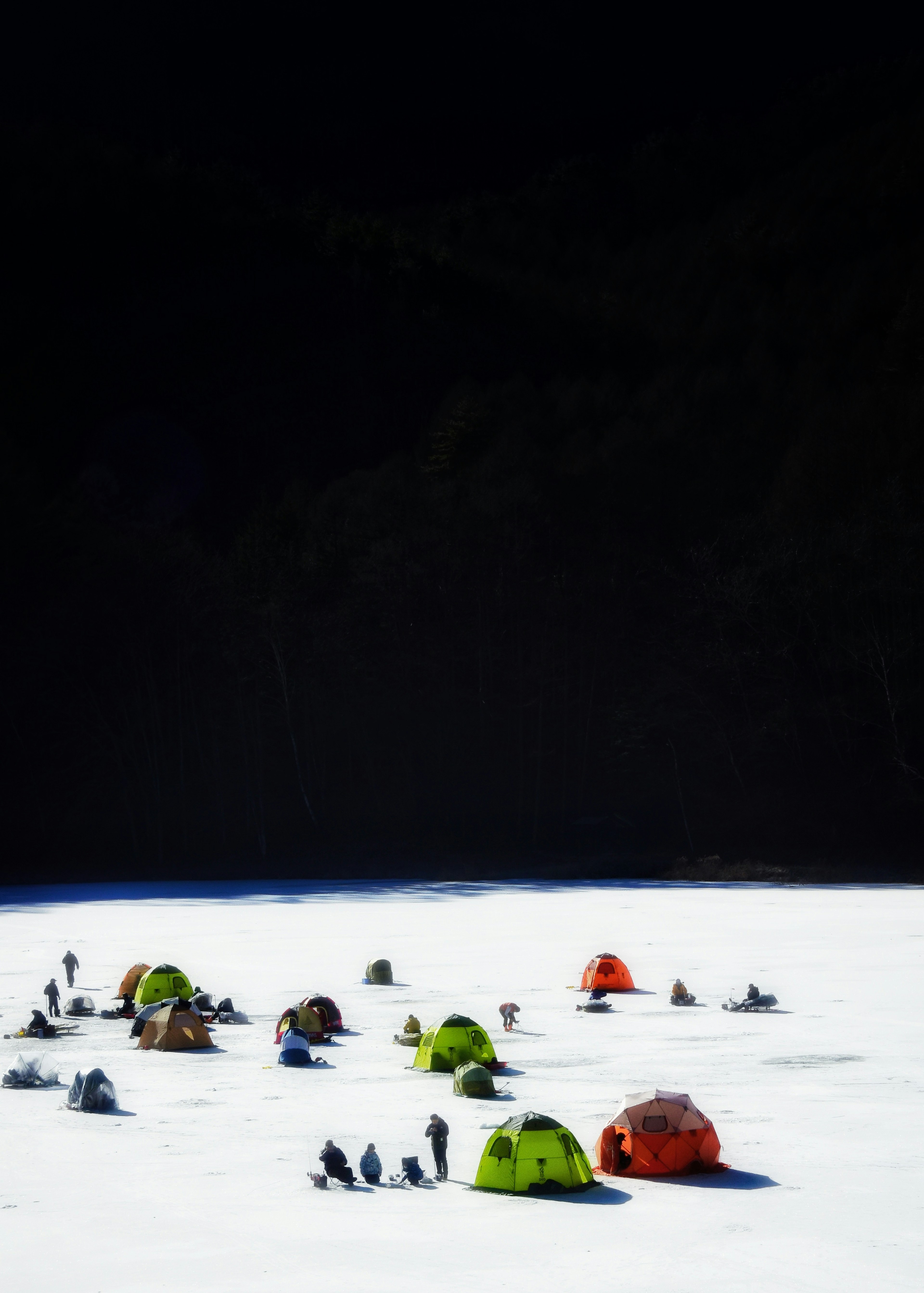 Bunte Zelte im Schnee mit dunklem Hintergrund