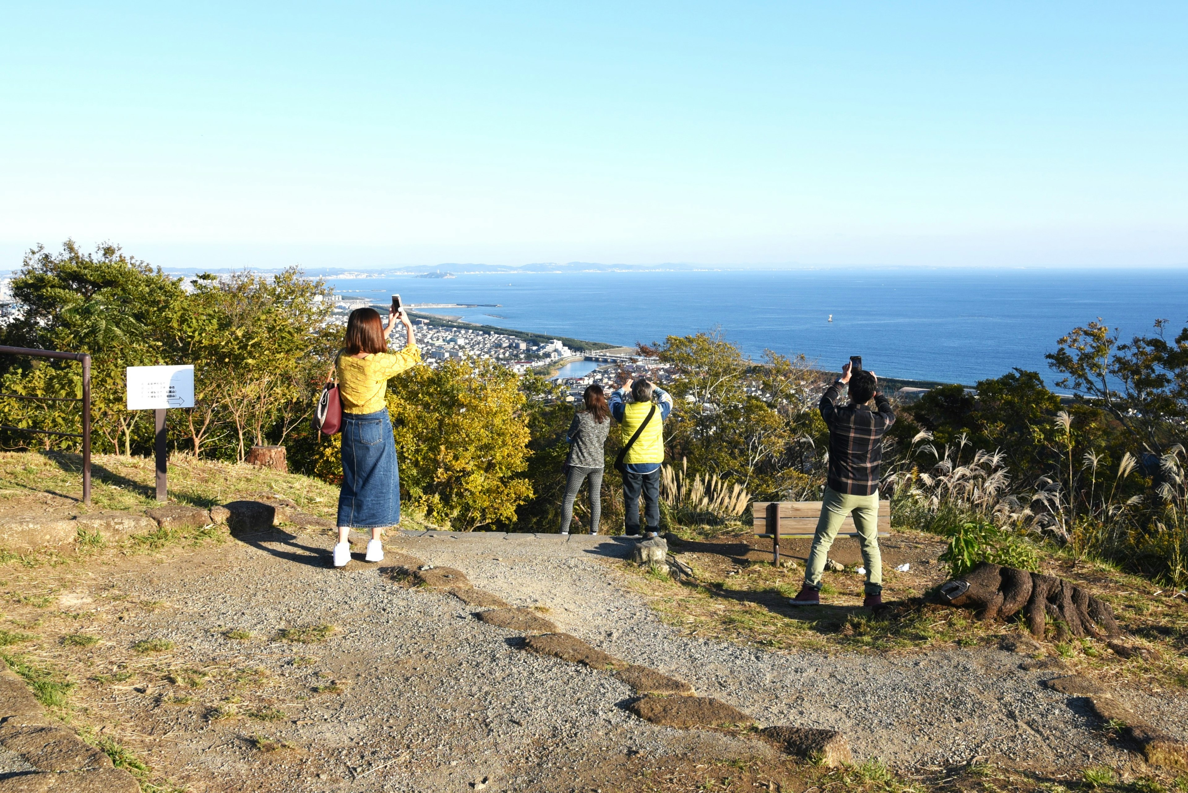 Touristes prenant des photos de l'océan