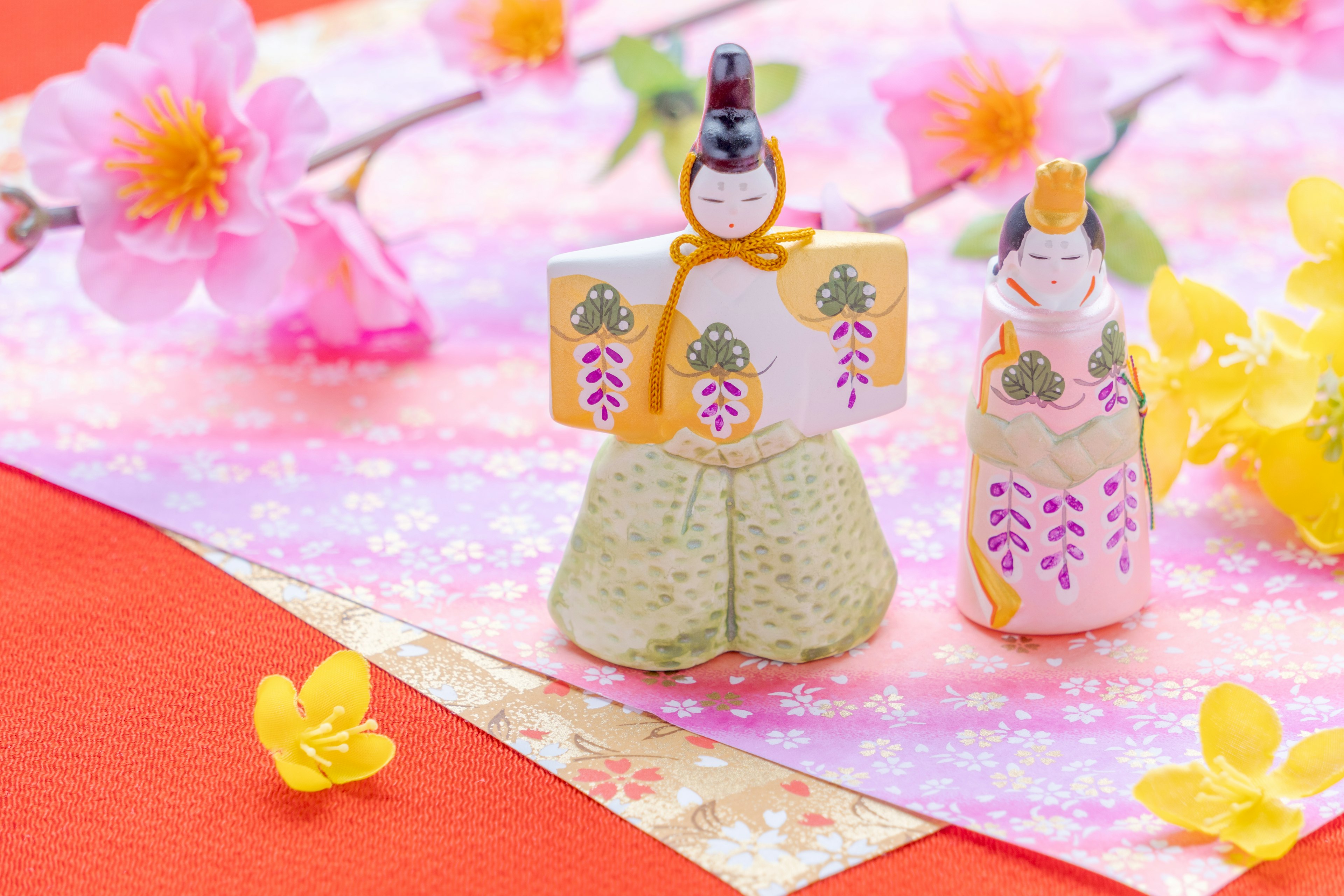 Muñecas japonesas de Hinamatsuri con fondo de flores de cerezo