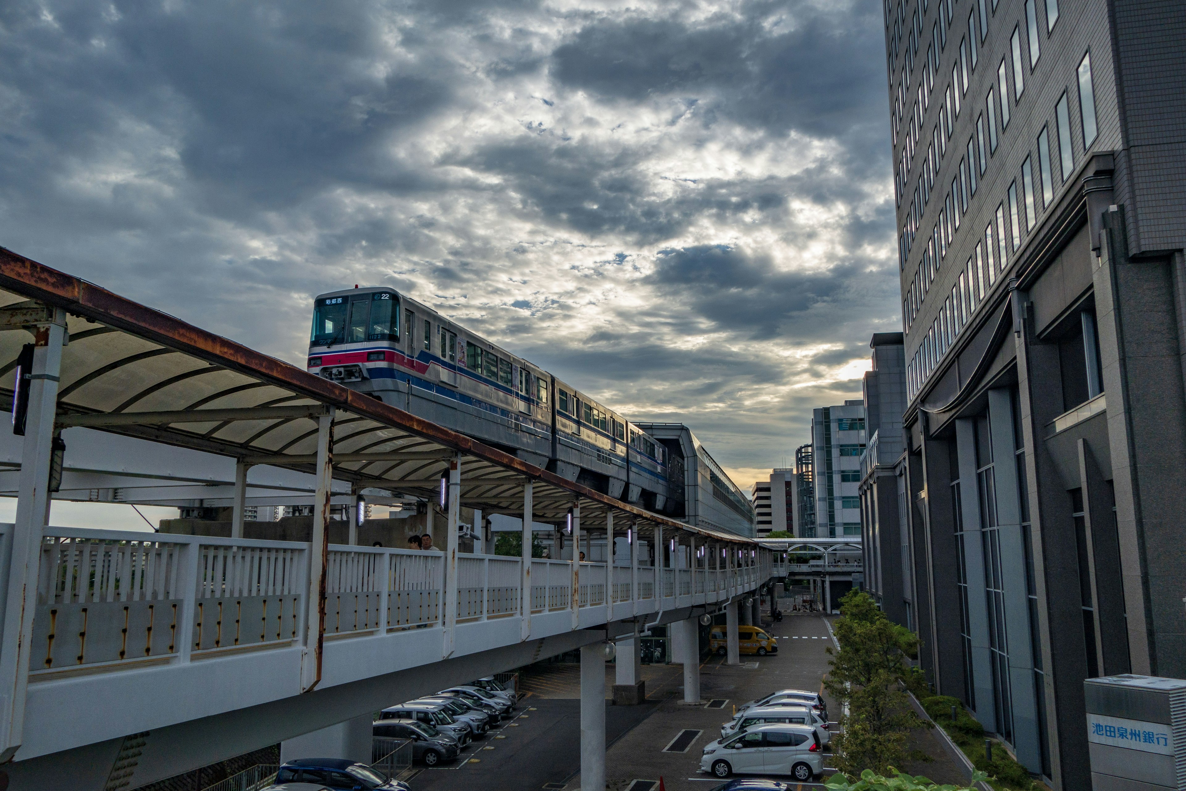 雲層下的高架火車和建築的城市景觀