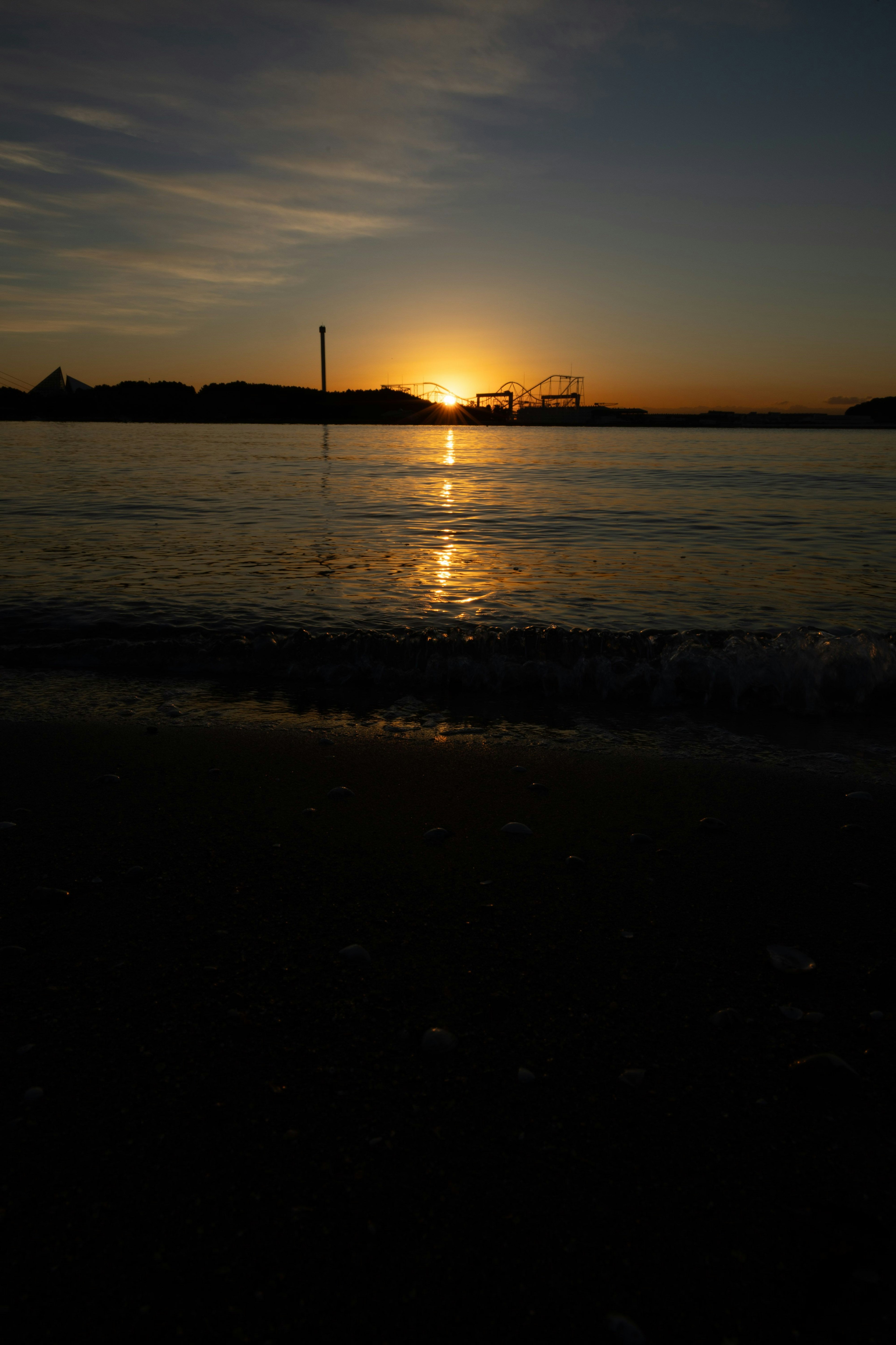 海の夕日が映る静かな風景