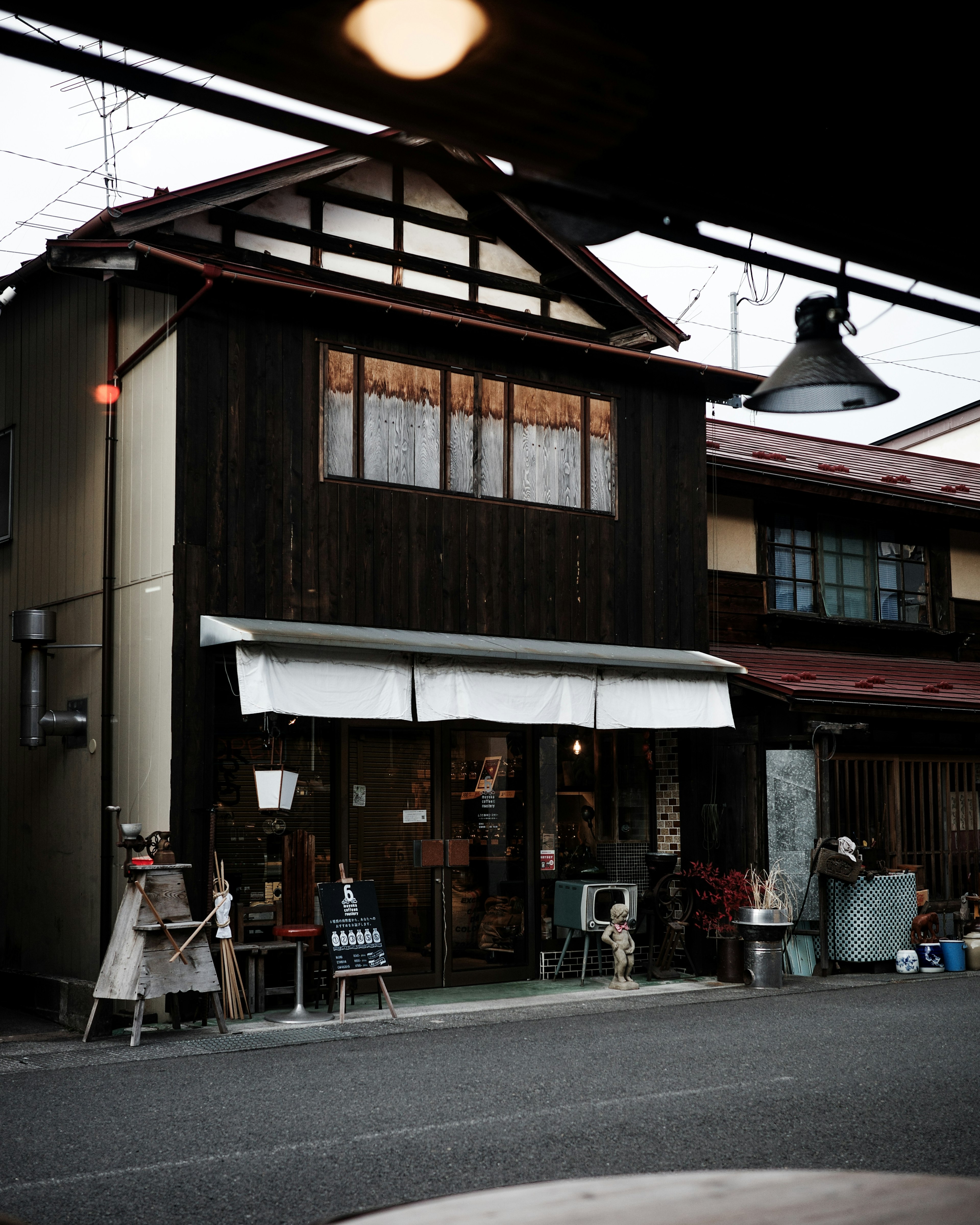 古い日本の商店街にある木造の店舗の外観