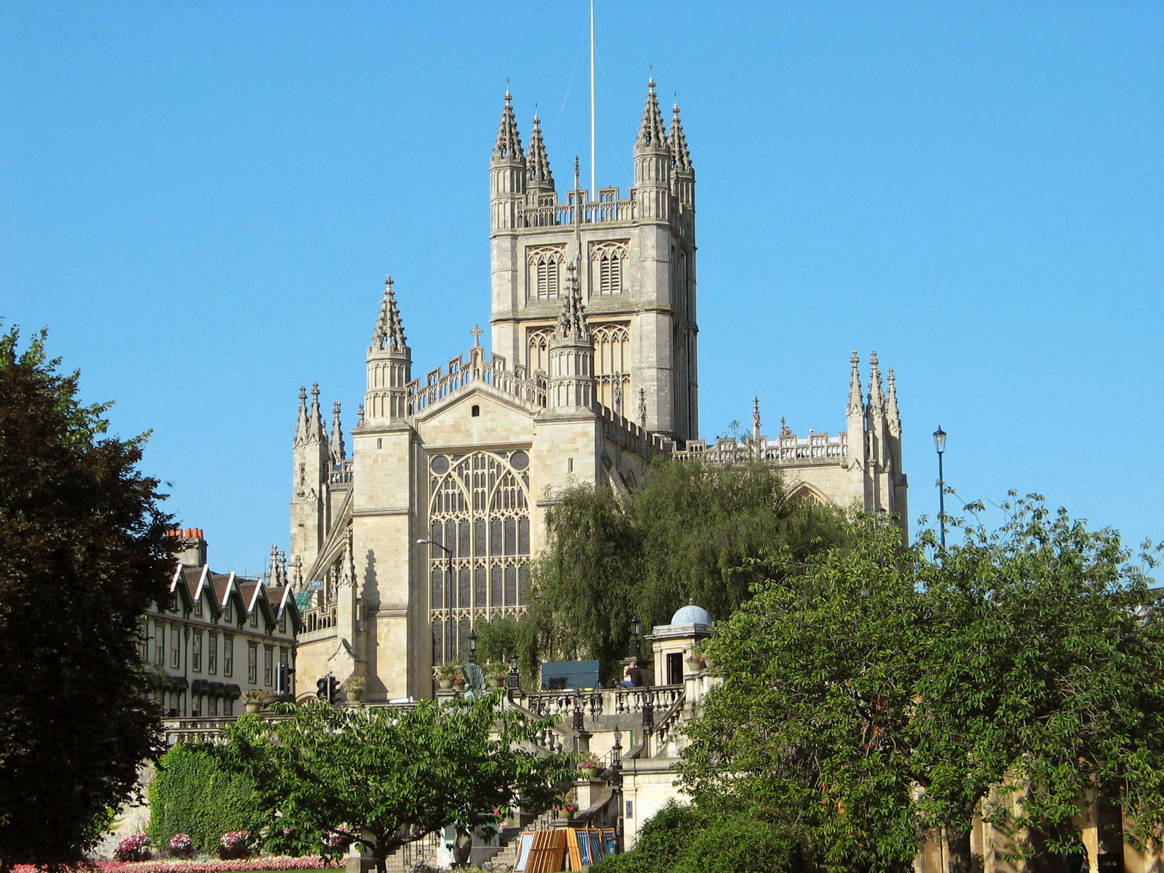 Impresionante exterior de la Abadía de Bath con un cielo azul claro