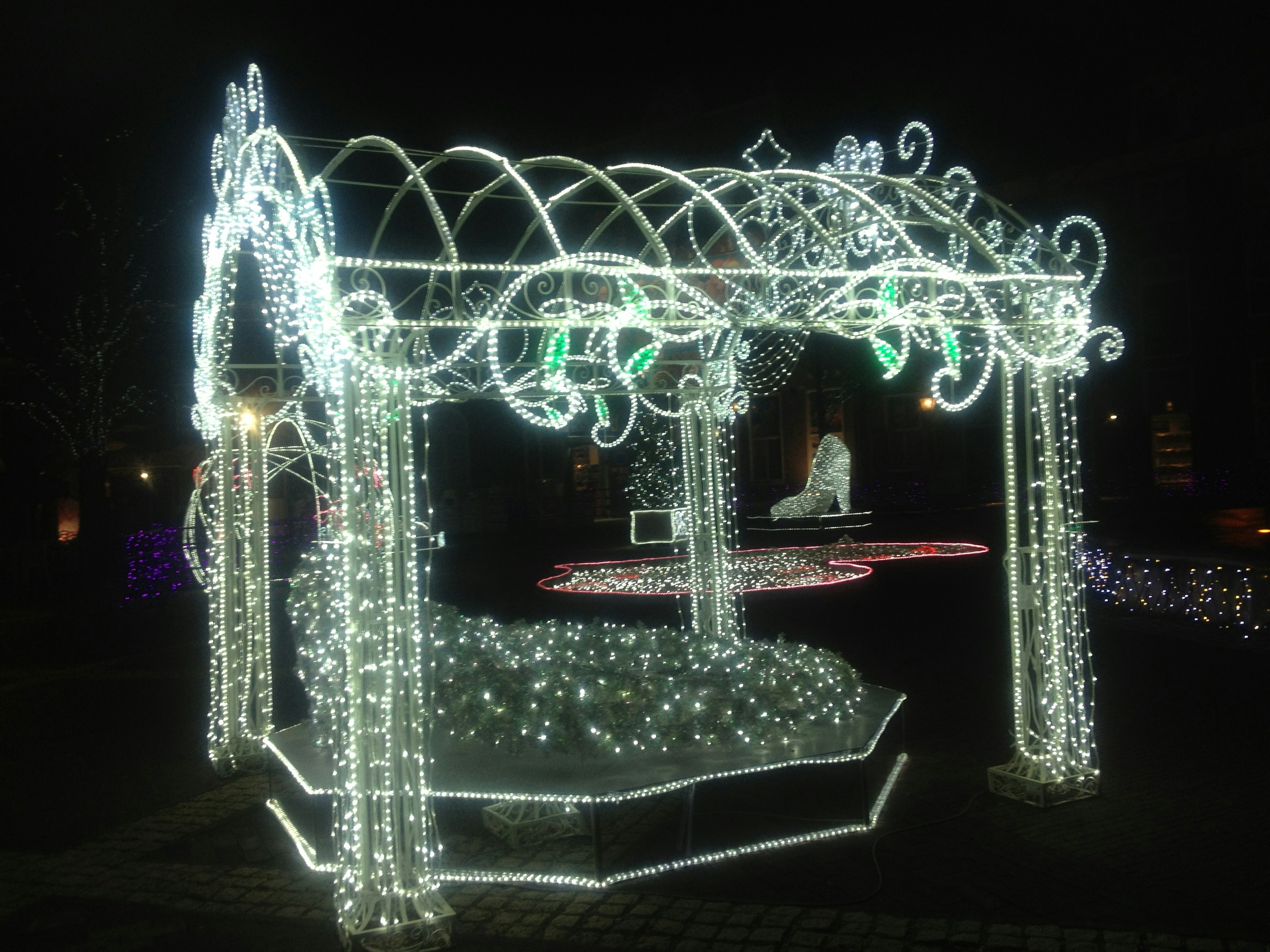 Hermoso gazebo adornado con luces por la noche