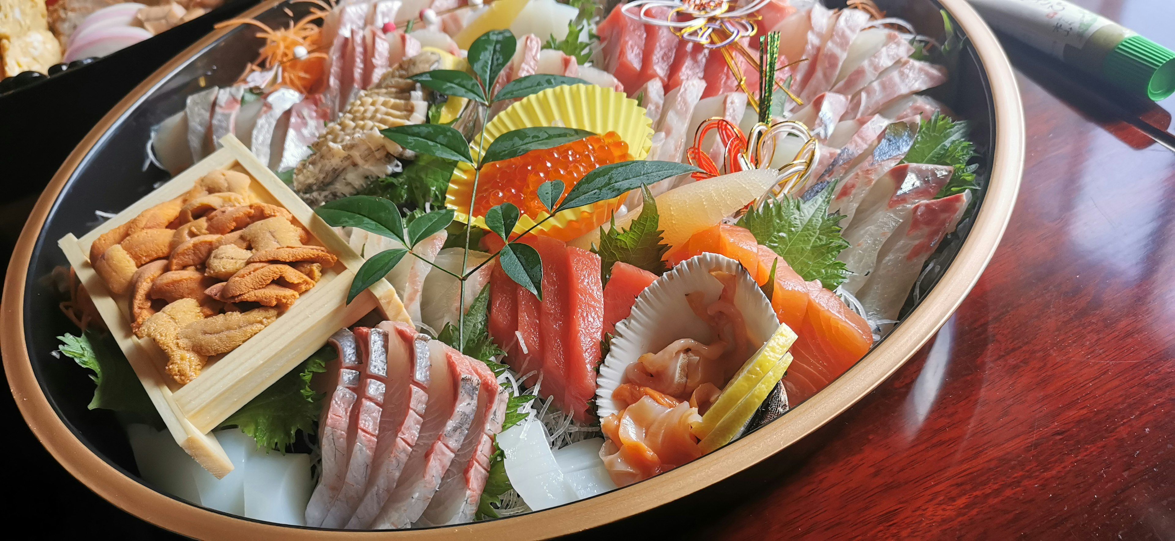 Mâm sashimi đẹp mắt với cá và hải sản tươi sống được sắp xếp trong màu sắc rực rỡ