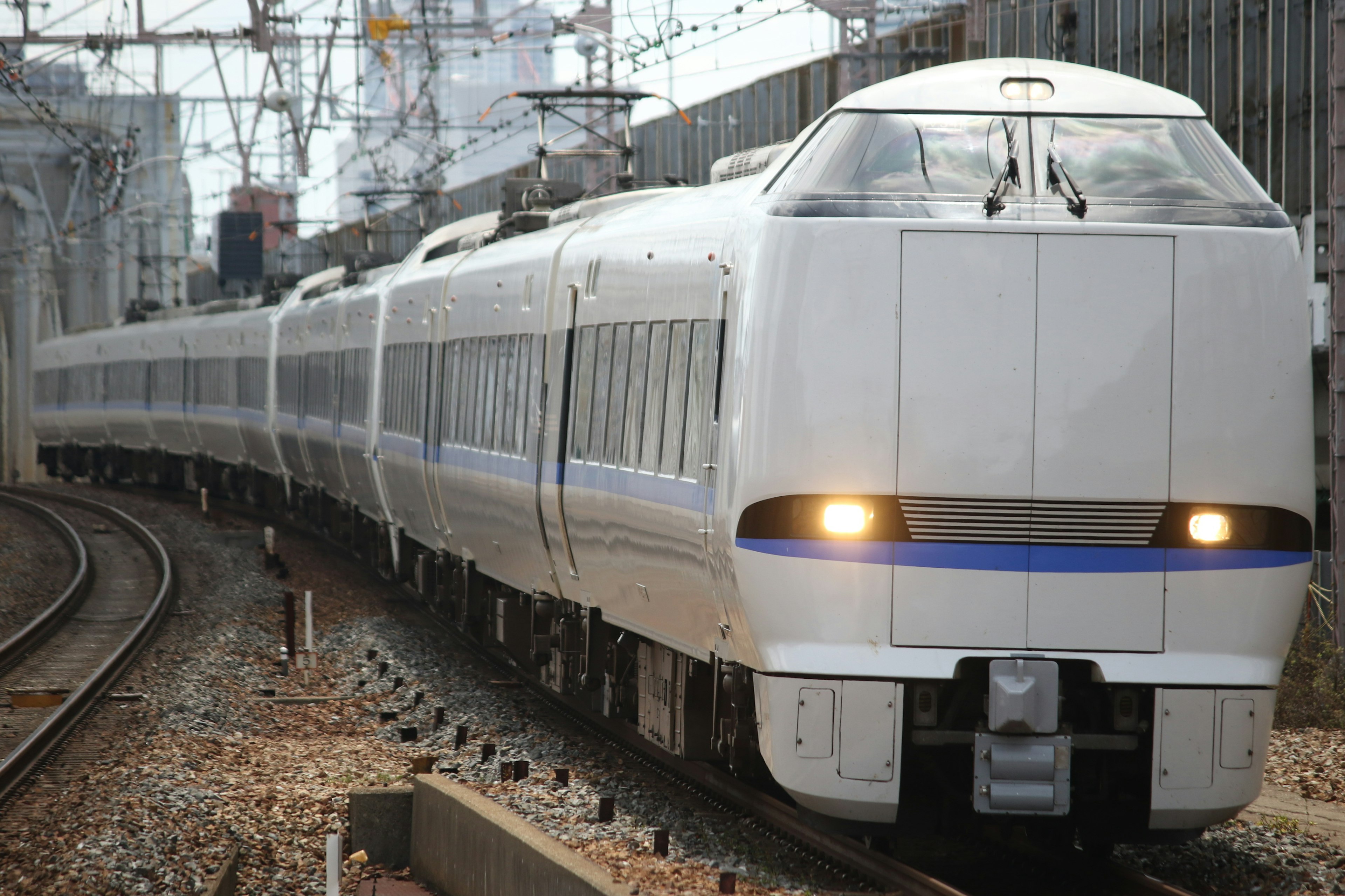 Treno Shinkansen che corre su binari