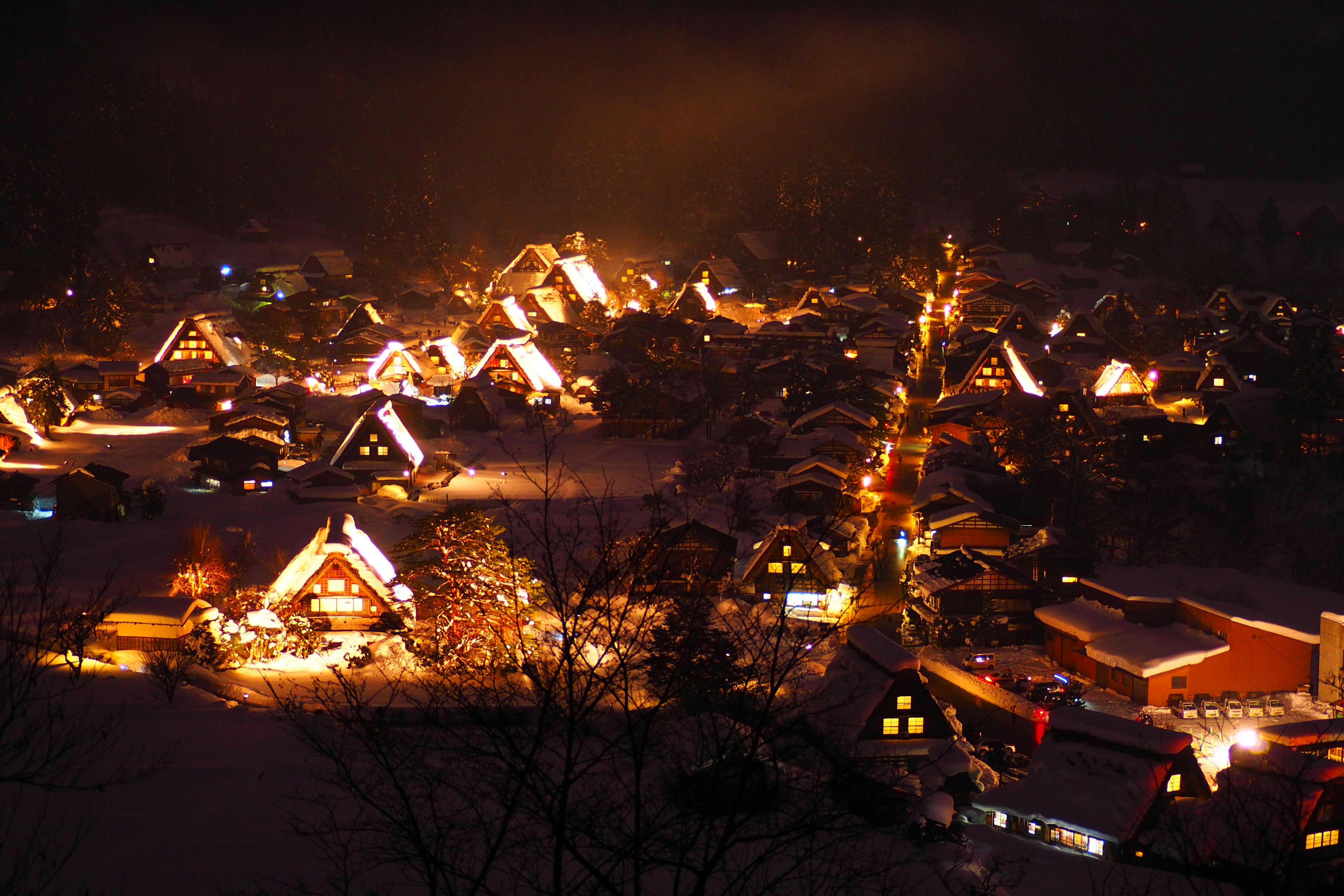 Bellissima vista di un villaggio gassho-zukuri coperto di neve di notte