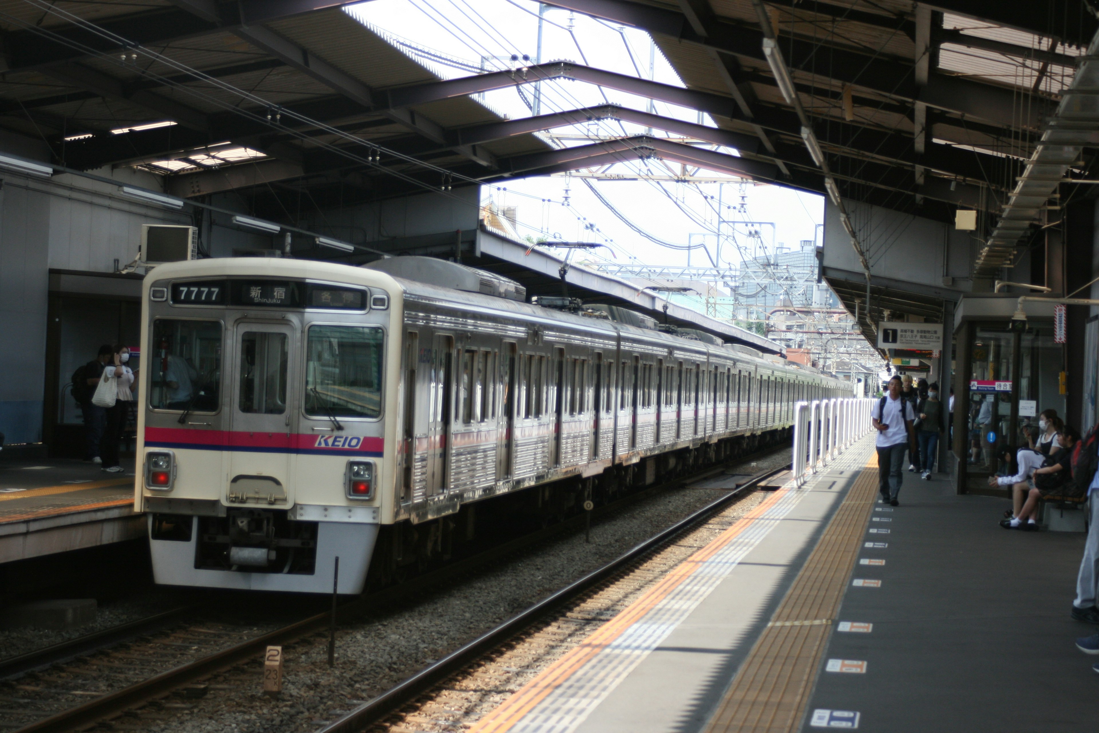 รถไฟจอดที่สถานีพร้อมผู้โดยสารรออยู่