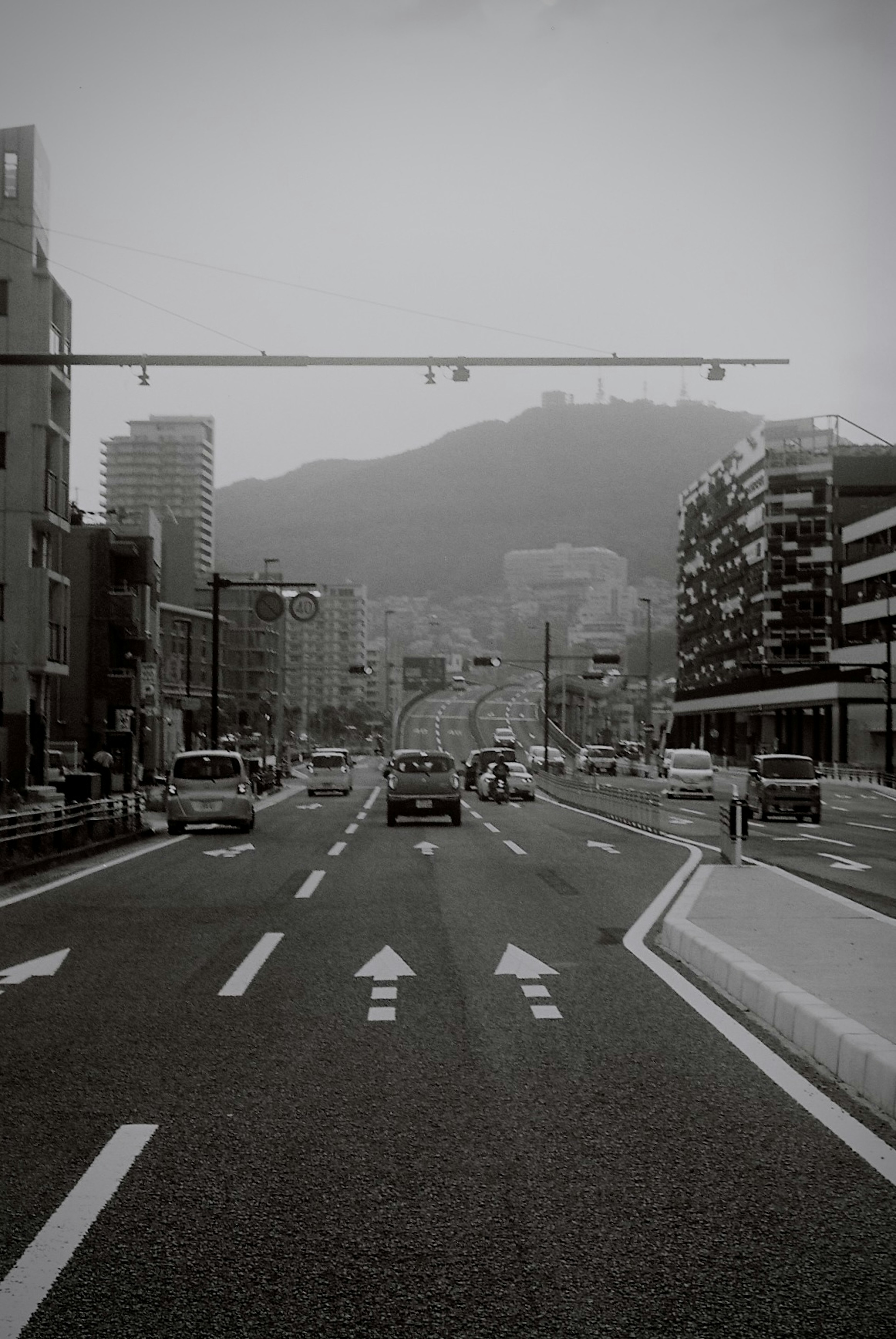 モノクロの都市の道路とビル群の景色