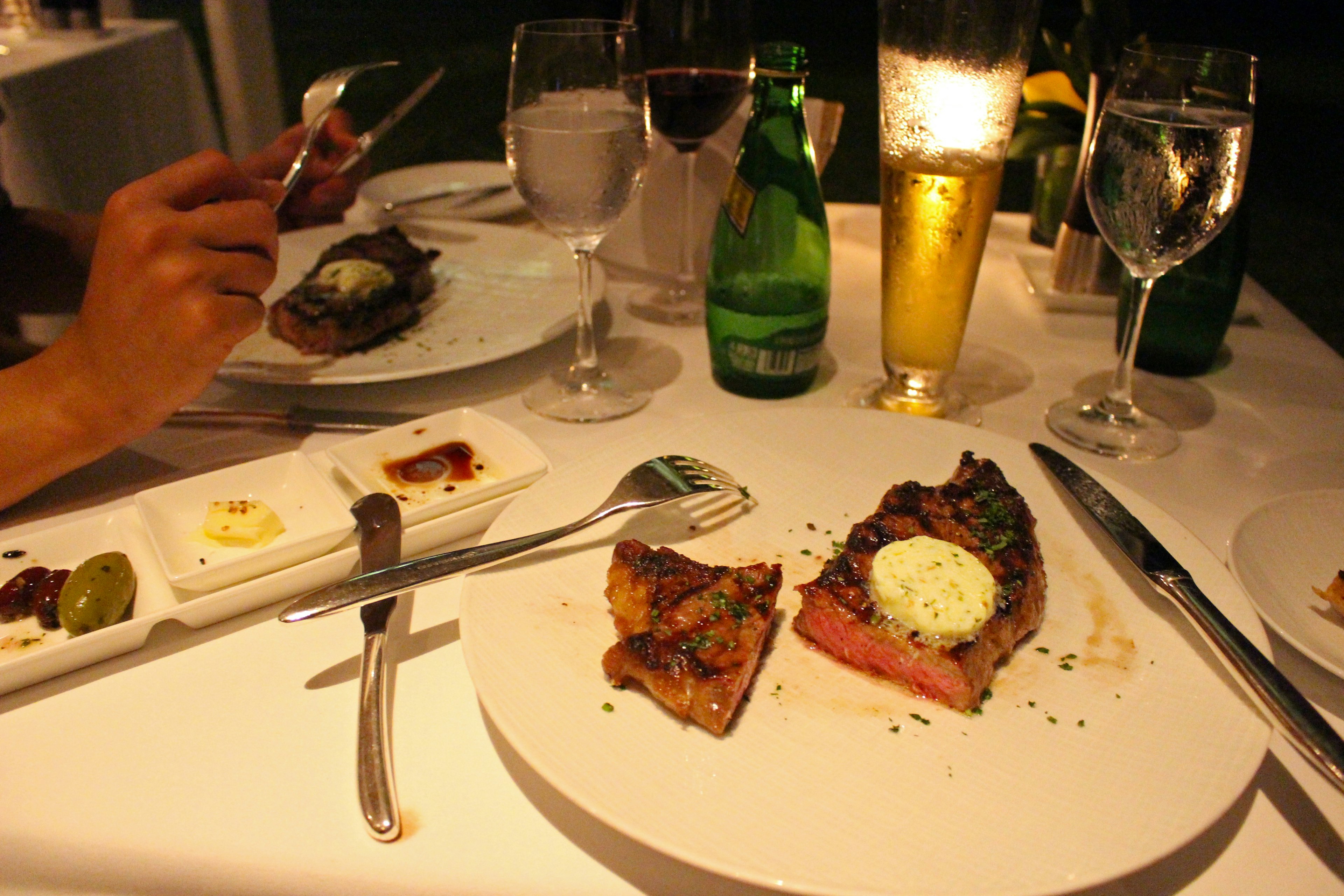 Table de dîner avec steak et boissons