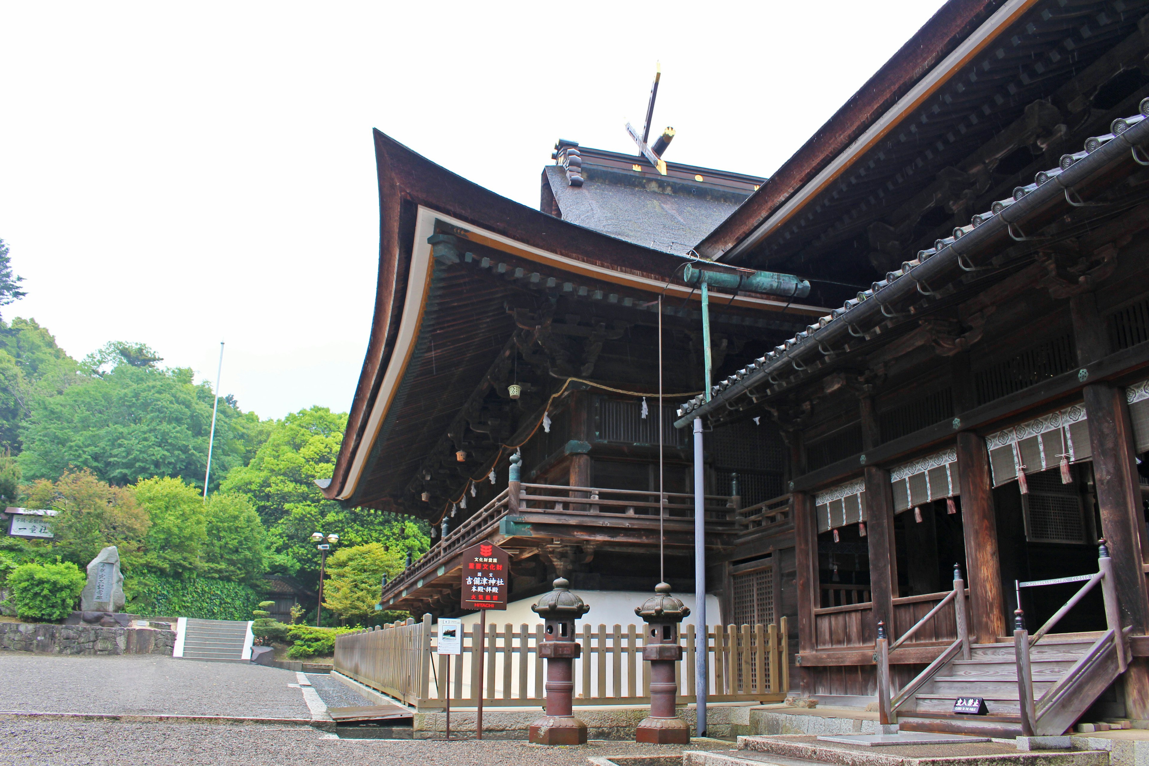 Edificio de santuario japonés tradicional con un paisaje verde