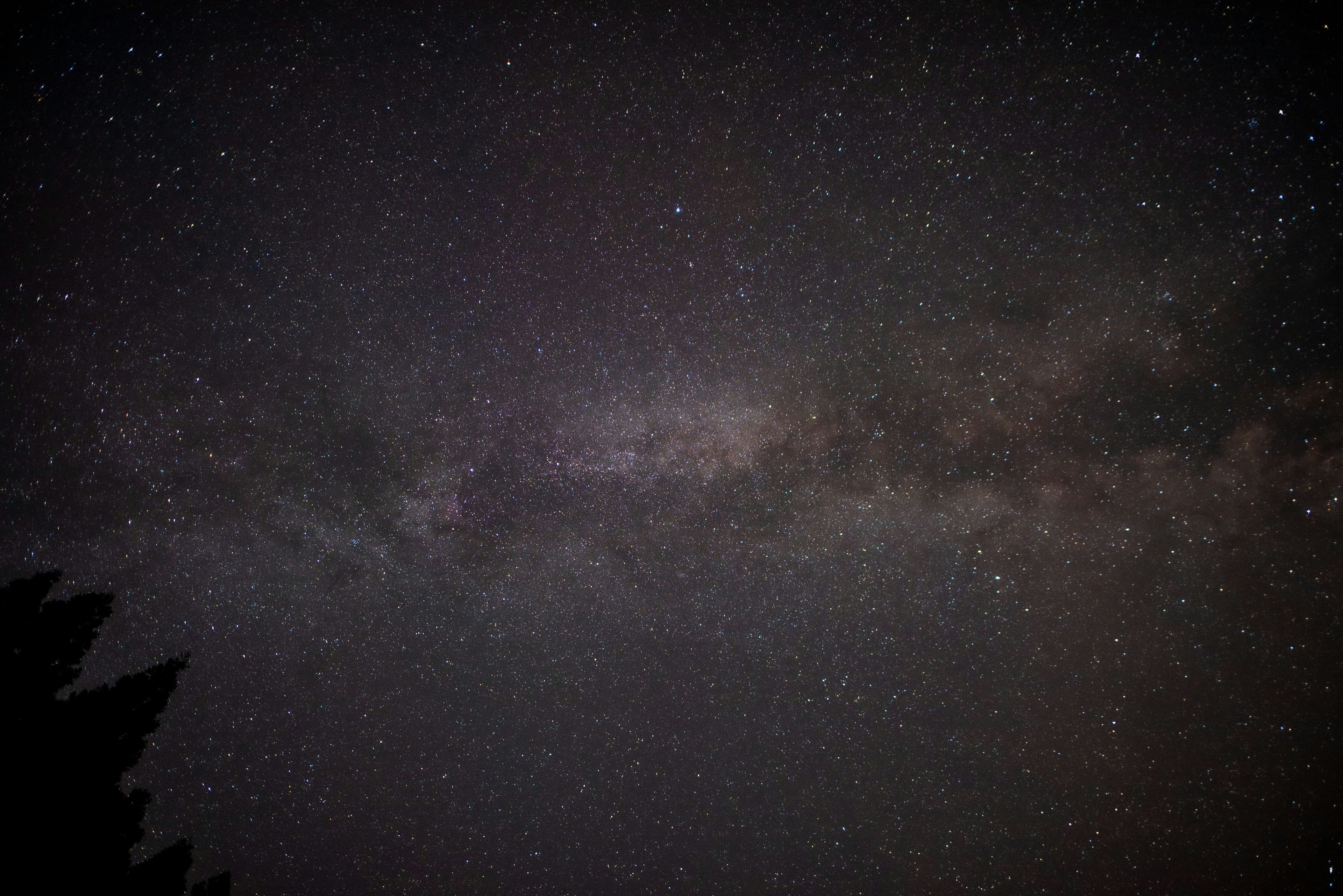 夜空的壯麗景色，銀河橫貫其間